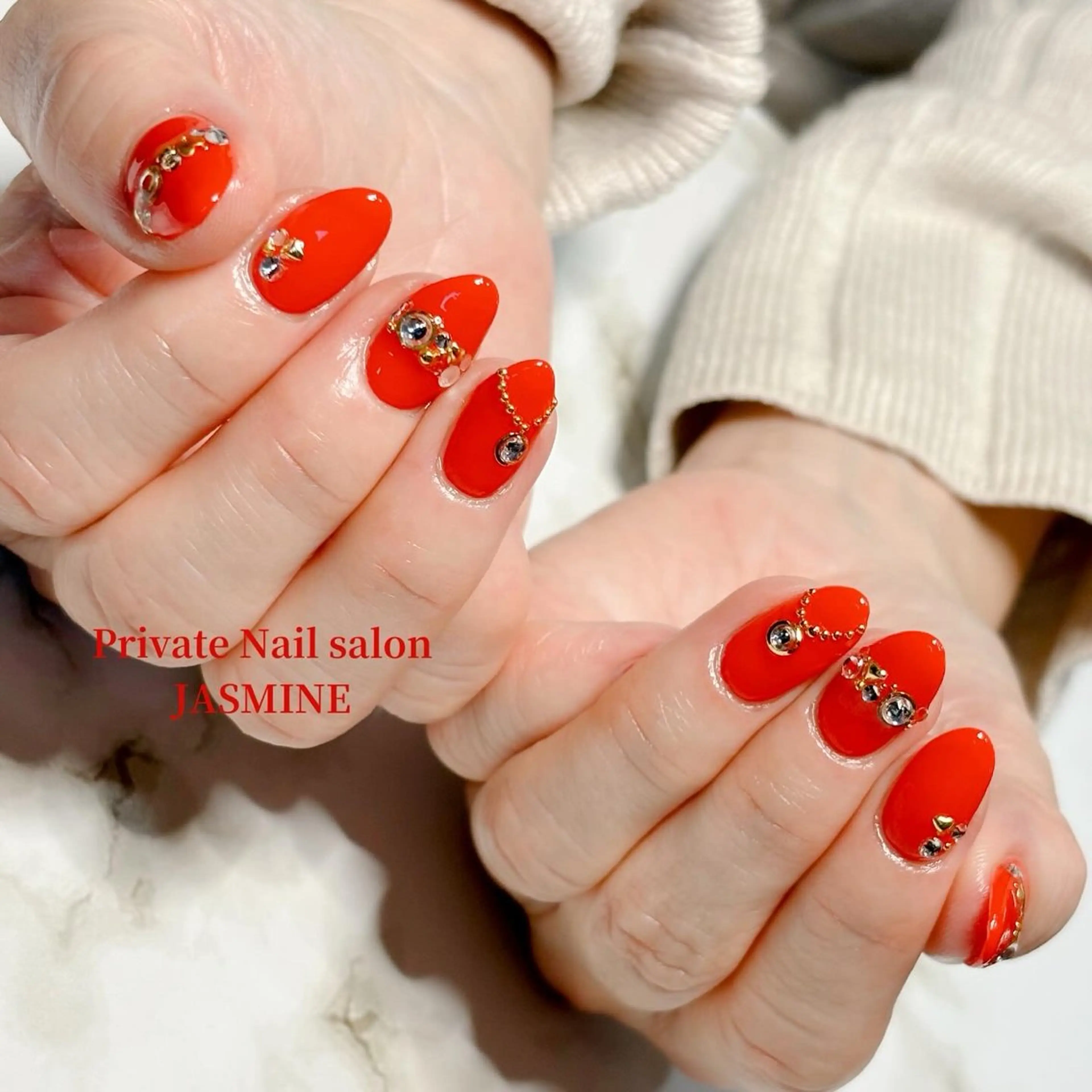 ネイル 赤色 ストーンネイル Nail salon JASMINEのネイルデザイン
