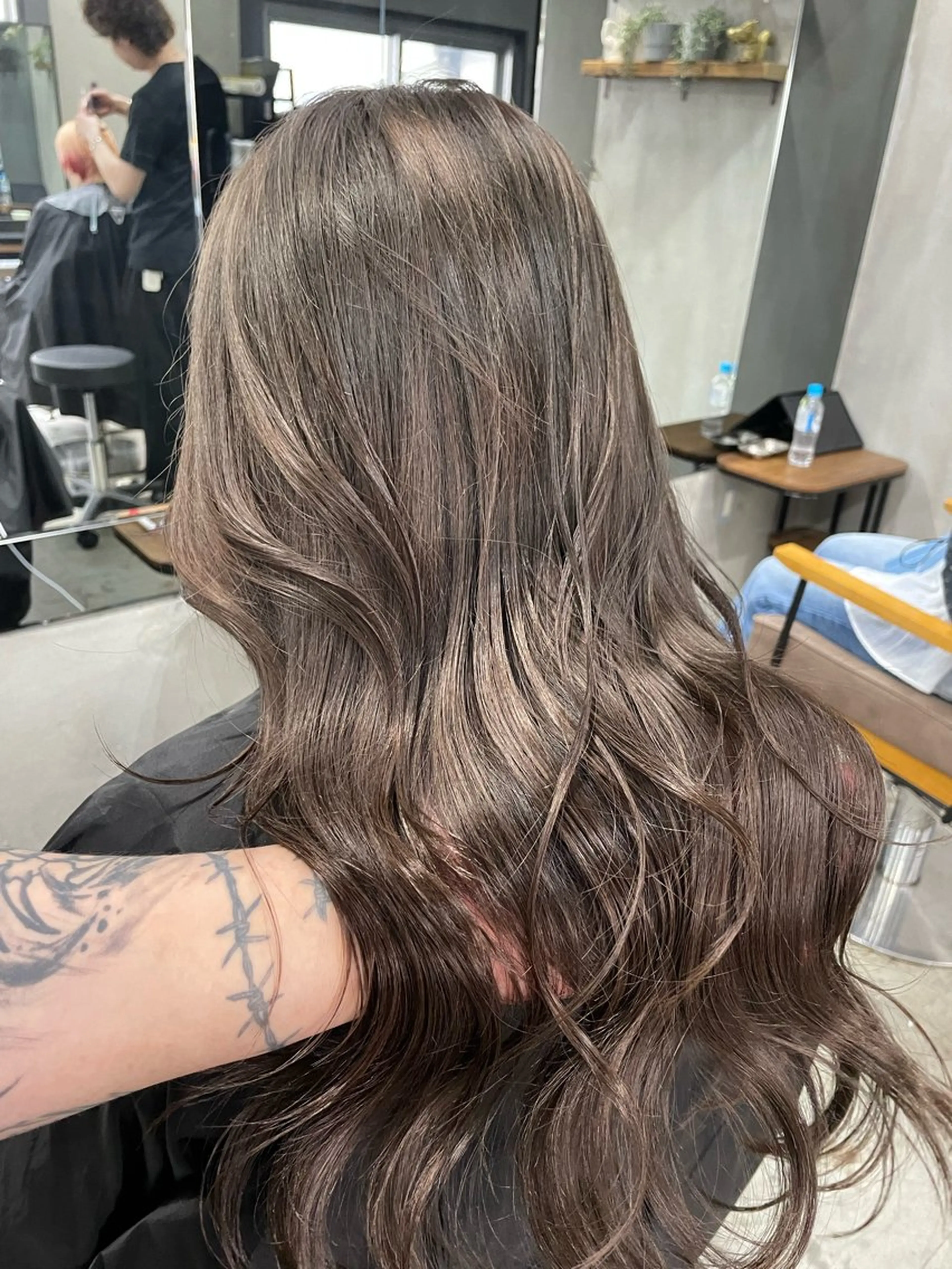 ロング カラー ベージュカラー ミルクティーベージュ カット ヘアカラー トリートメント AiM エイム　韓国レイヤーのヘアスタイル