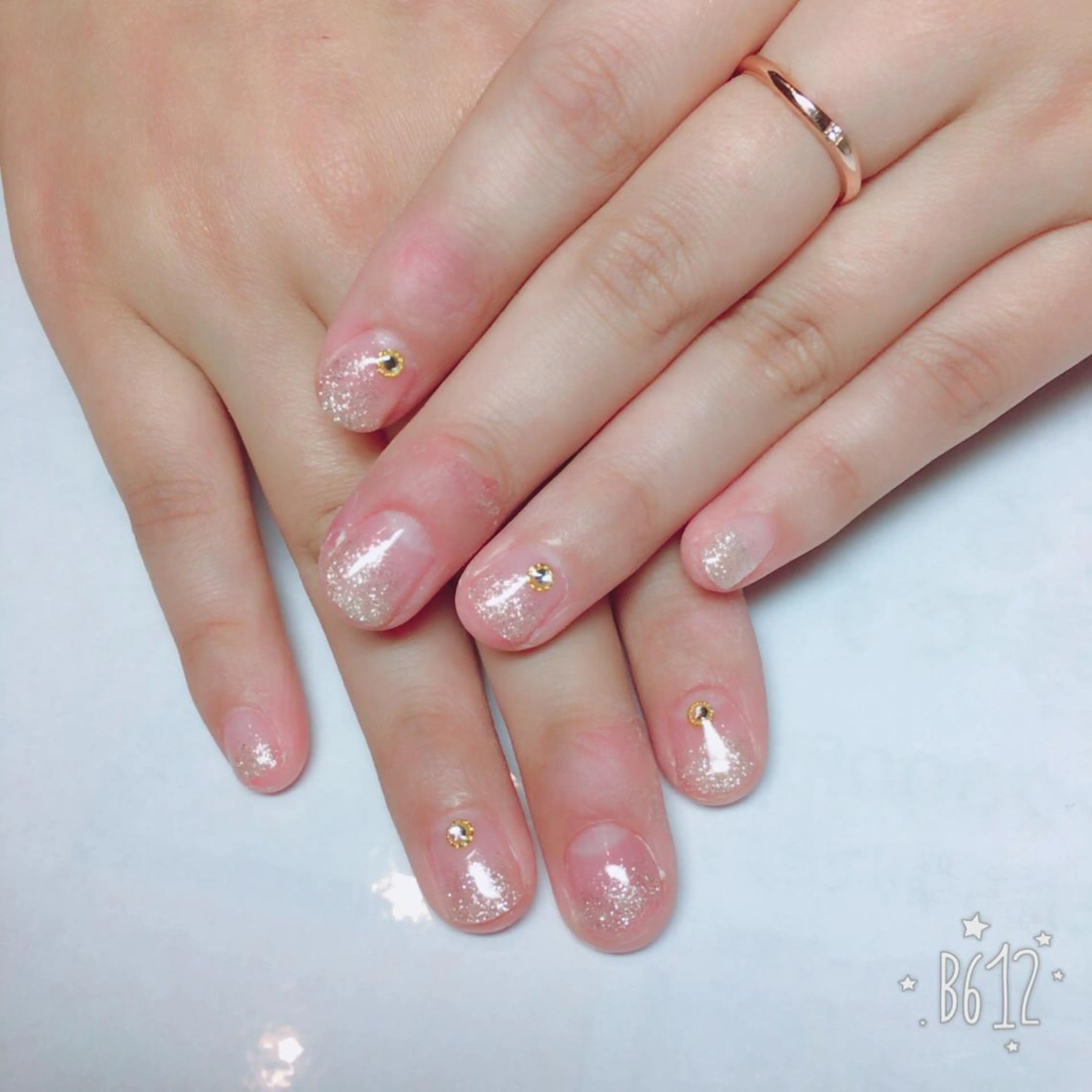 ネイル グラデーション ラメ(グリッター) ラメグラデーション シルバー シンプルネイル ハンドネイル THECOLORS所属・近貞 莉奈のネイルデザイン