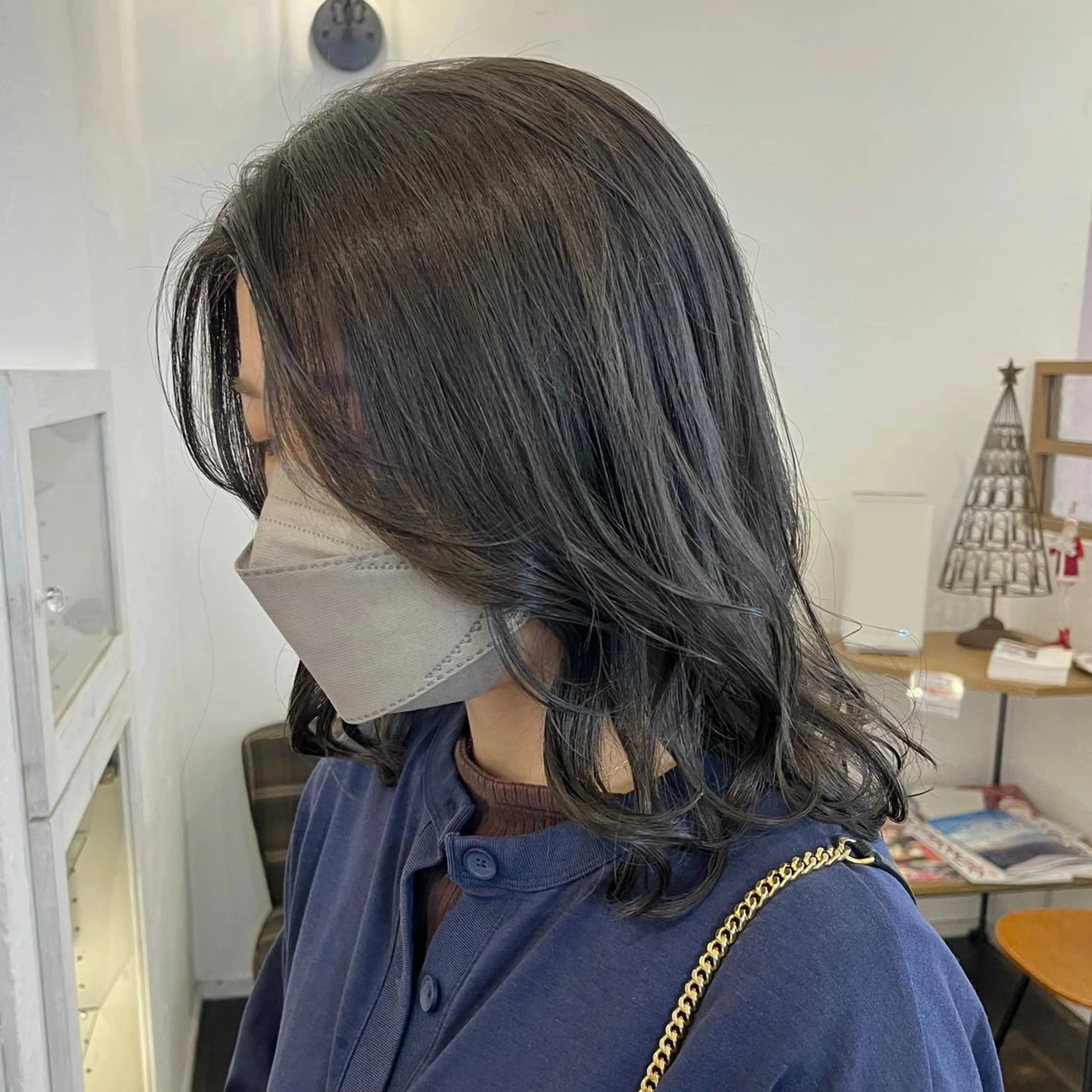 セミロング カラー ブリーチ ブルーカラー ブルーグレー 透明感カラー ダブルカラー 伊藤ゆかり/髪質改善 /透明感カラーのヘアスタイル