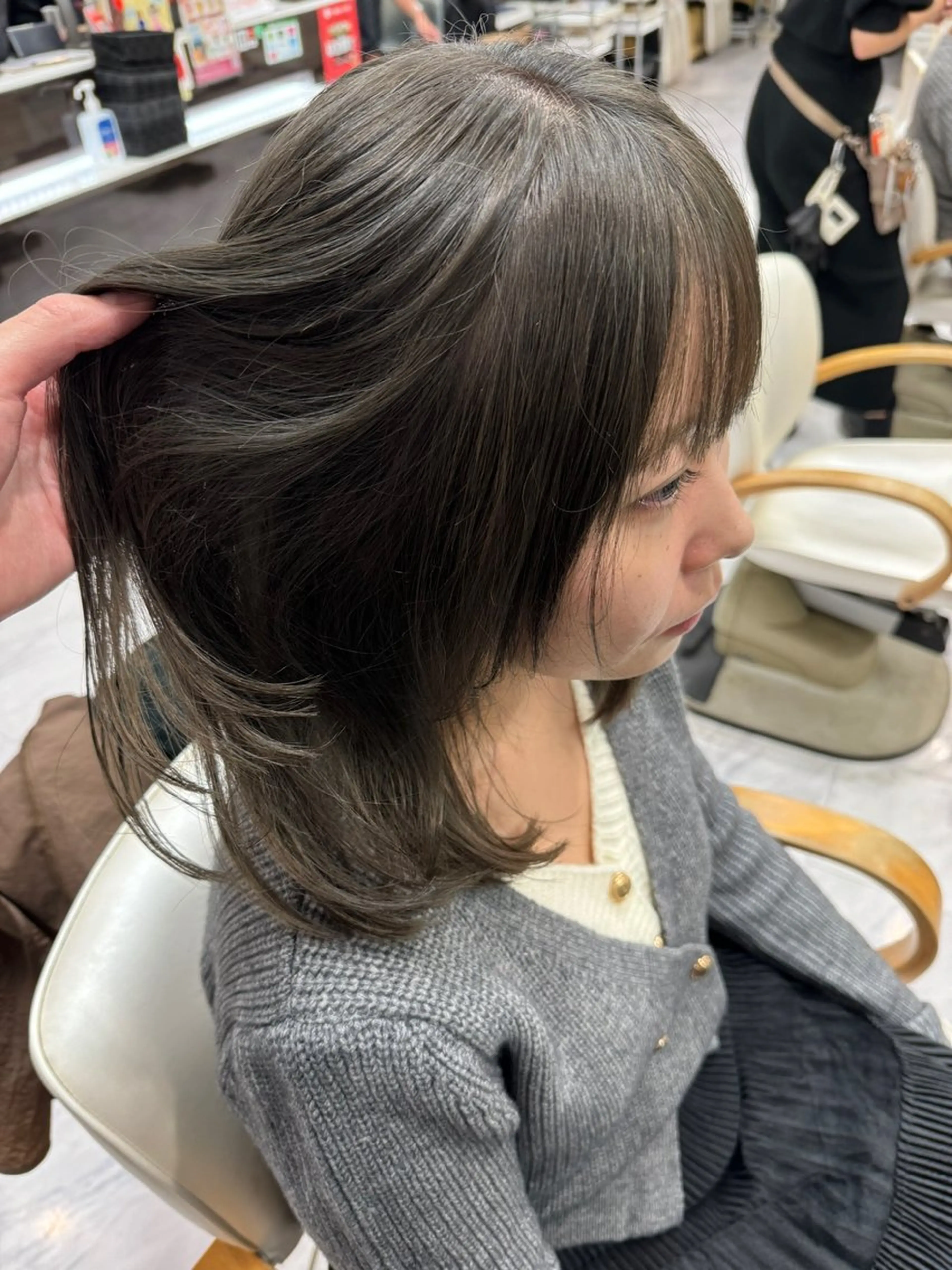 セミロング カラー ヘアアレンジ アッシュ アッシュグレー アッシュグレージュ ブリーチ 透明感カラー カット ヘアカラー トリートメント 目黒 碧人のヘアスタイル