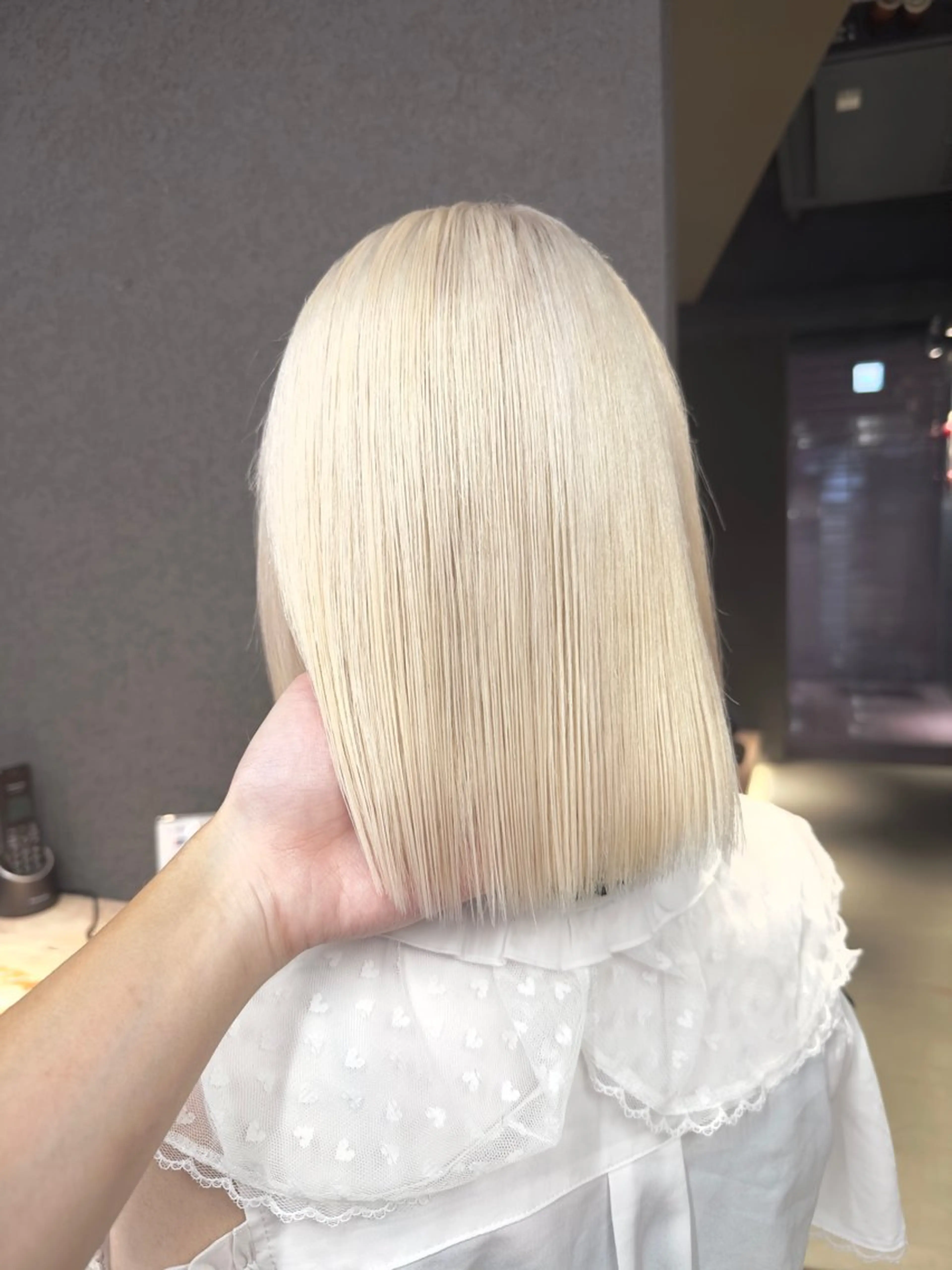 ショート カラー ブロンド ホワイトブロンド ヘアカラー トリートメント 鈴木/ミルクティー/ ブリーチ/ボブ/のヘアスタイル