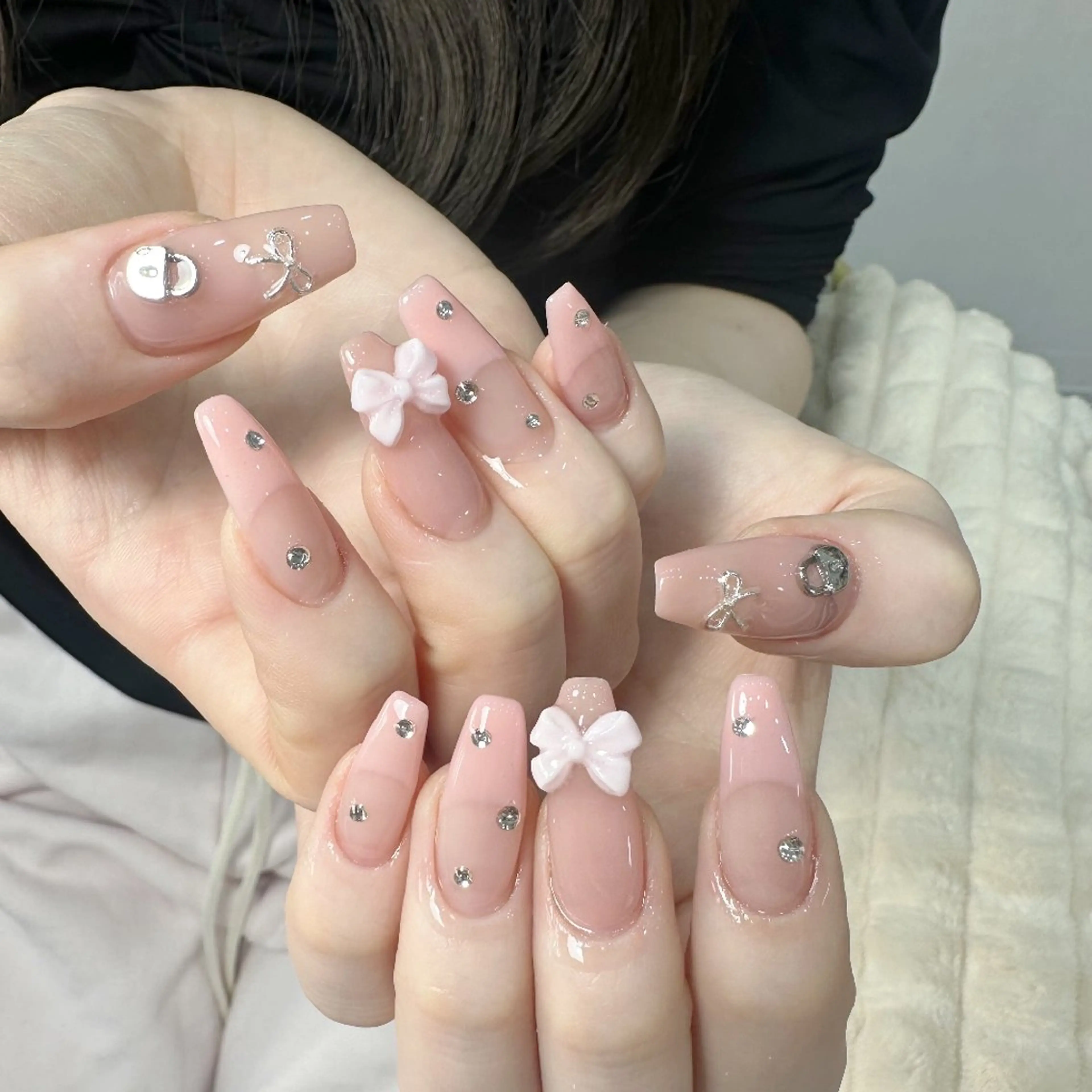 ネイル チークネイル フレンチネイル ジェルネイル ガーリー キラキラネイル ハンドネイル UM Nail Salonのネイルデザイン