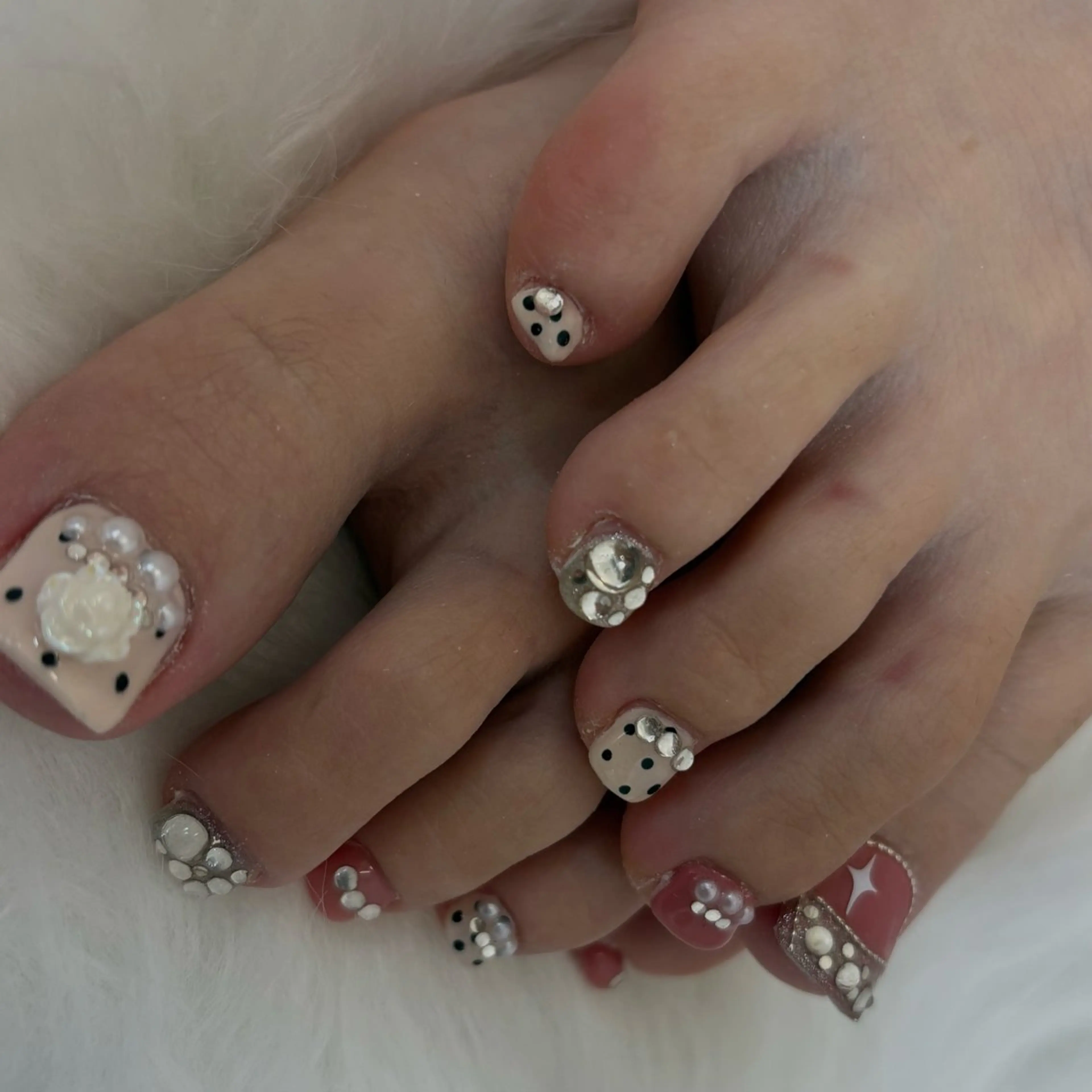 ネイル アートネイル 長さ出し フットネイル ハート キラキラネイル Vante梅田店所属・vante_aimi .パラジェル取扱店のネイルデザイン