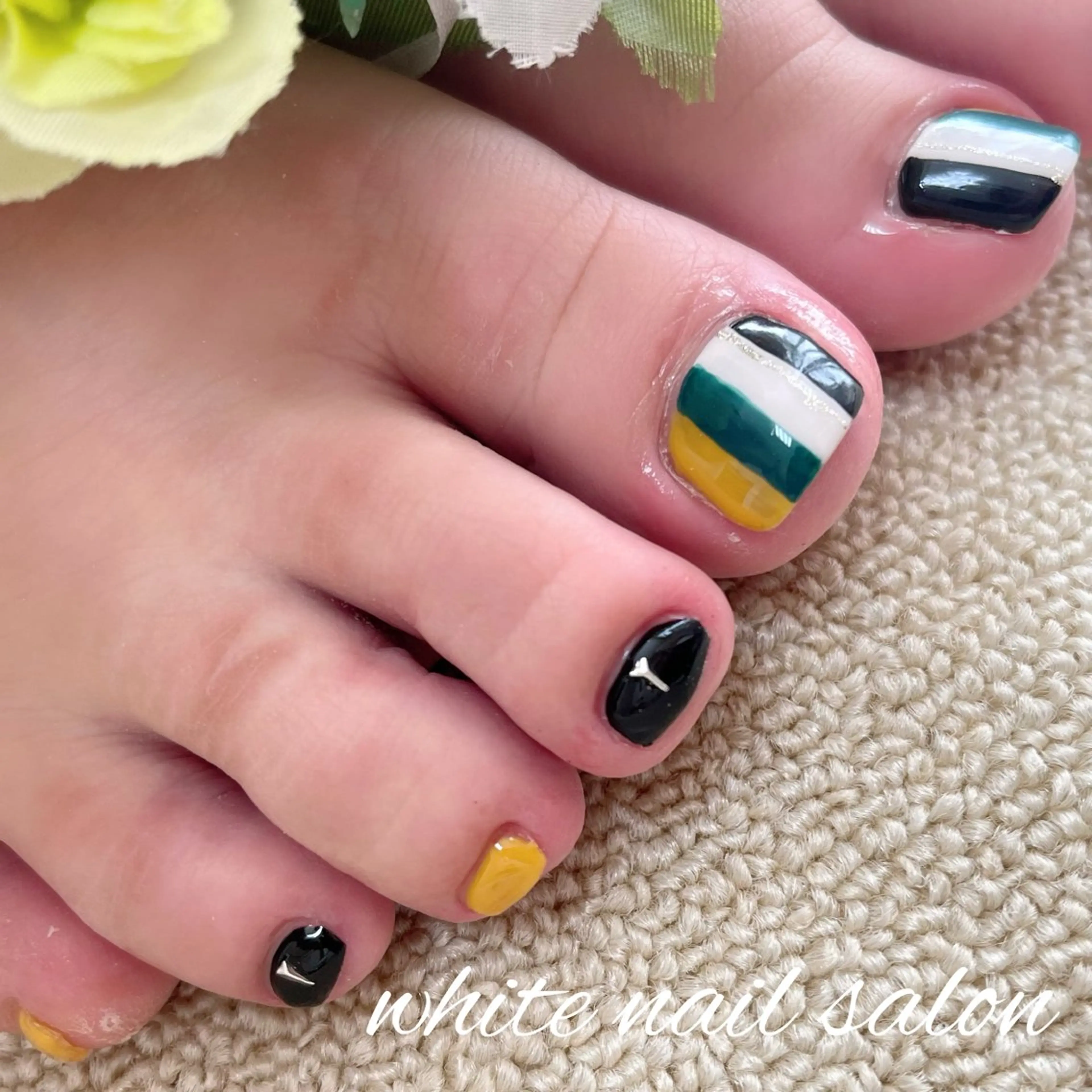 ネイル ラメ(グリッター) フットネイル white nail salonのネイルデザイン