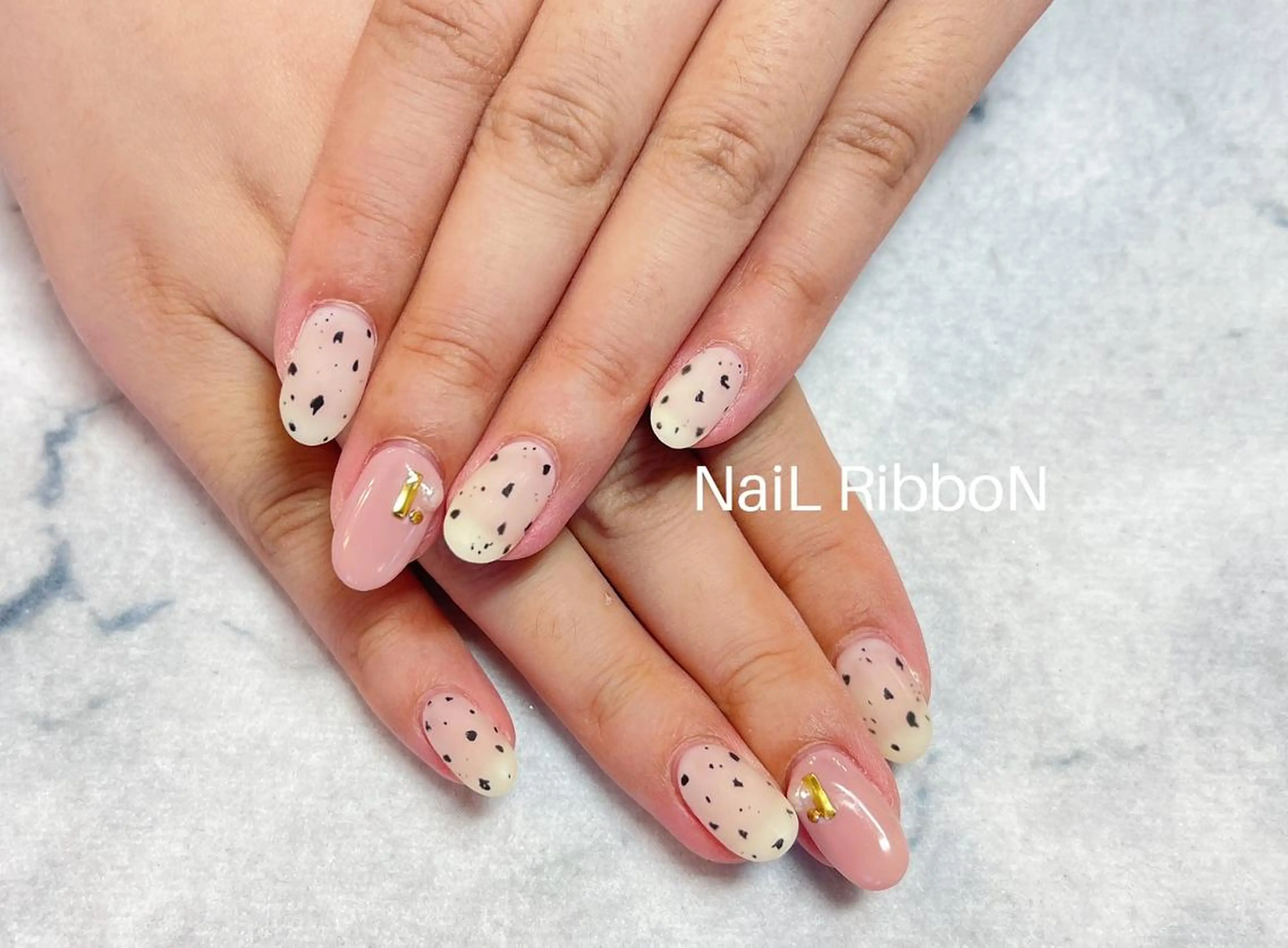 ネイル ネイルリボン 受付スタッフのネイルデザイン