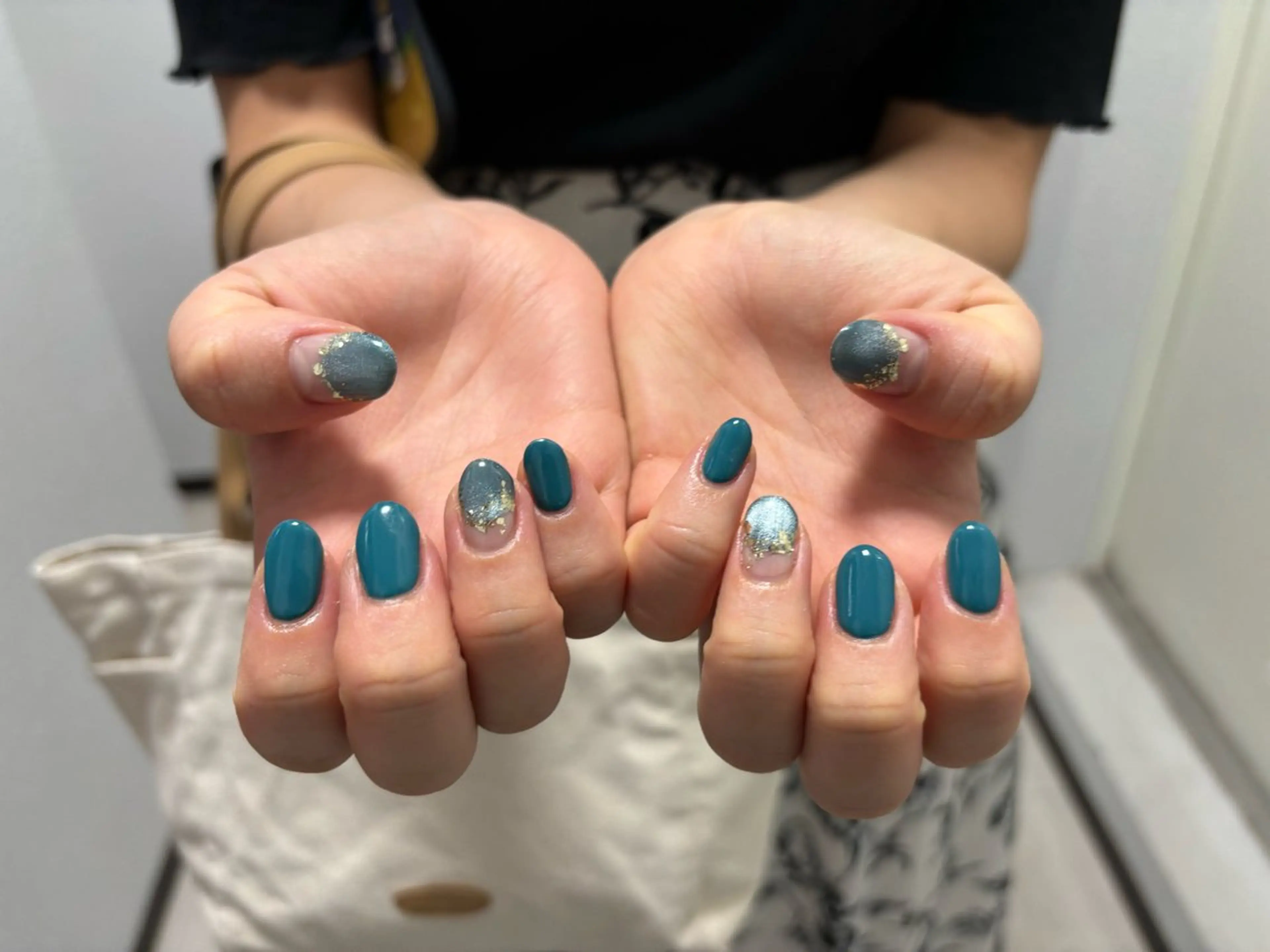 ネイル ブルー グリーン キラキラネイル マグネットネイル Lani🌈Nail Konatsuのネイルデザイン
