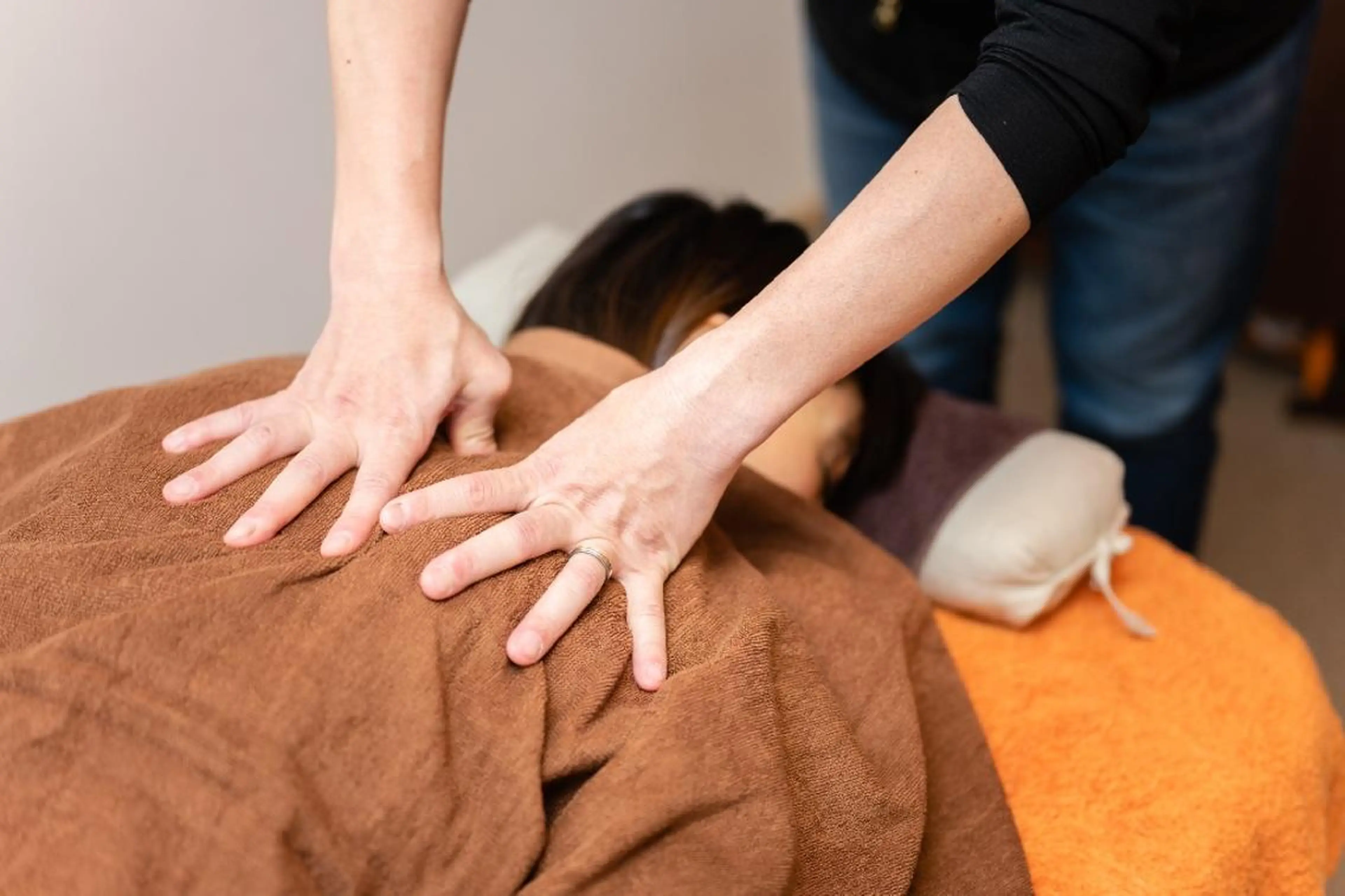 北梅田美容鍼灸院所属・美容鍼マイスター 川村　淳のエステ・リラクイメージ