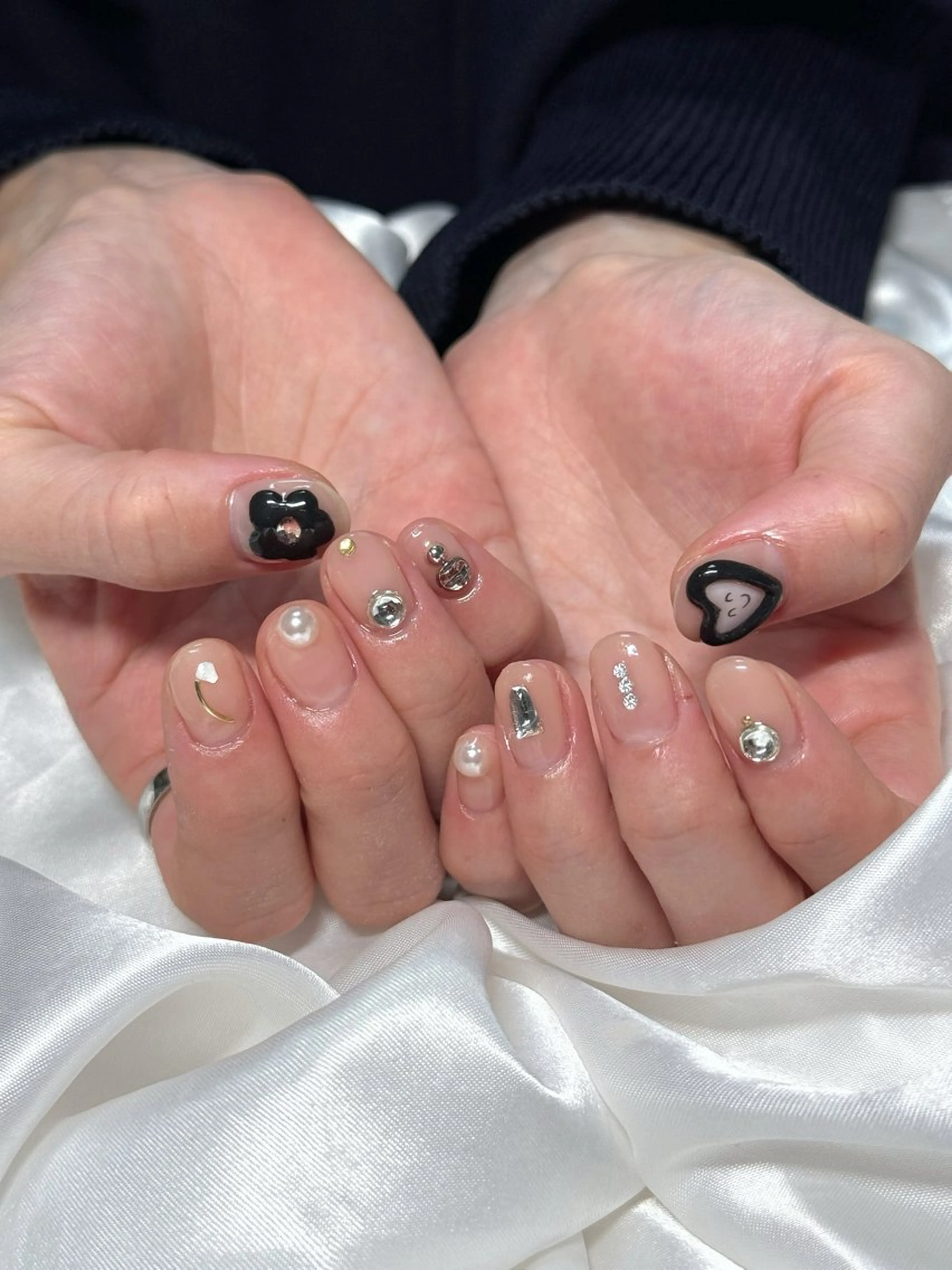 ネイル クリアネイル ゴールド ハート ニュアンスネイル ぷっくりネイル ハンドネイル OKIKA所属・【OKIKA】 らん🦖🌈🧡のマツエク・マツパデザイン