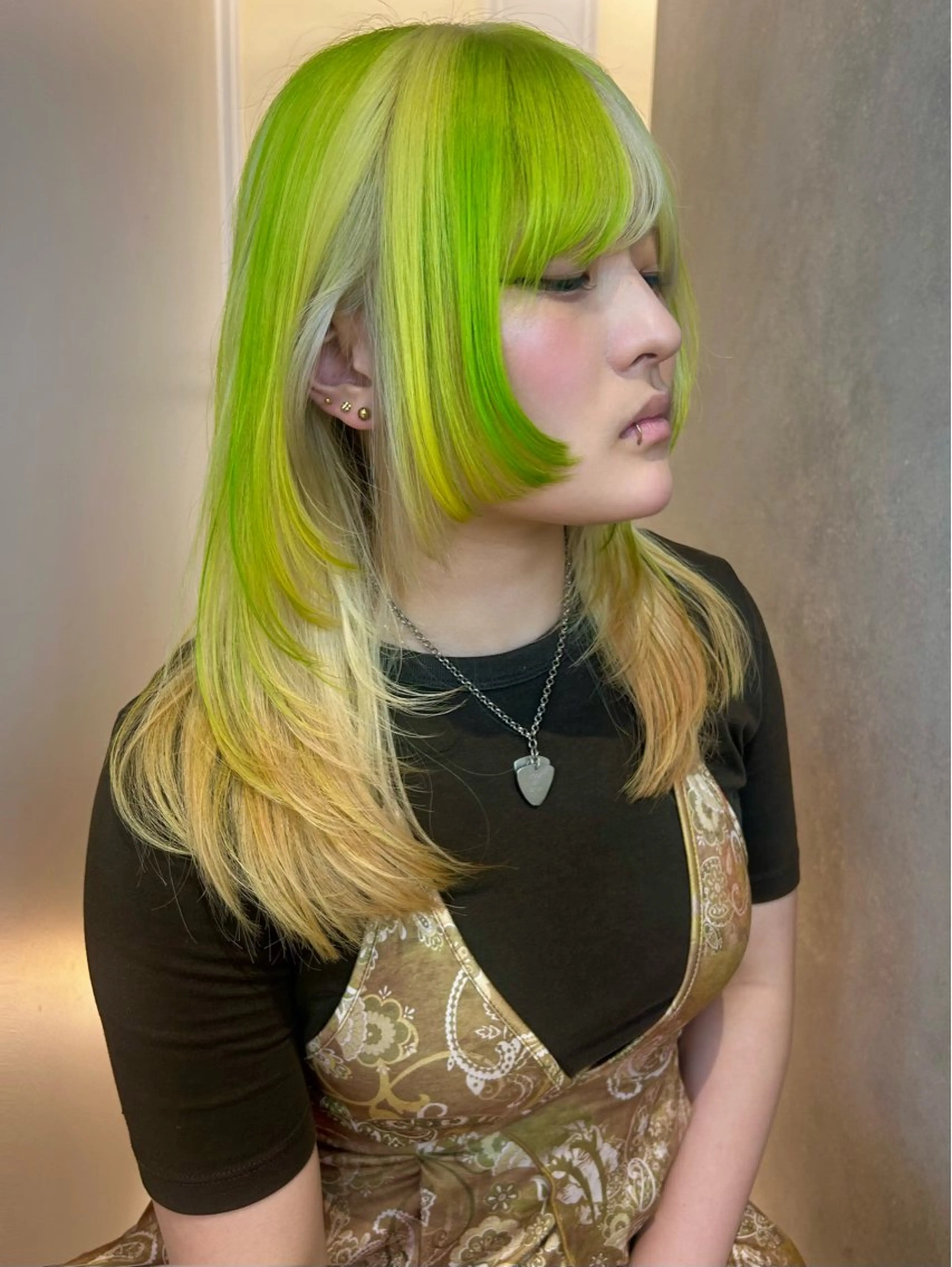 ミディアム カラー ヘアカラー 🌟暖色系ハイトーン 🌟AIのヘアスタイル