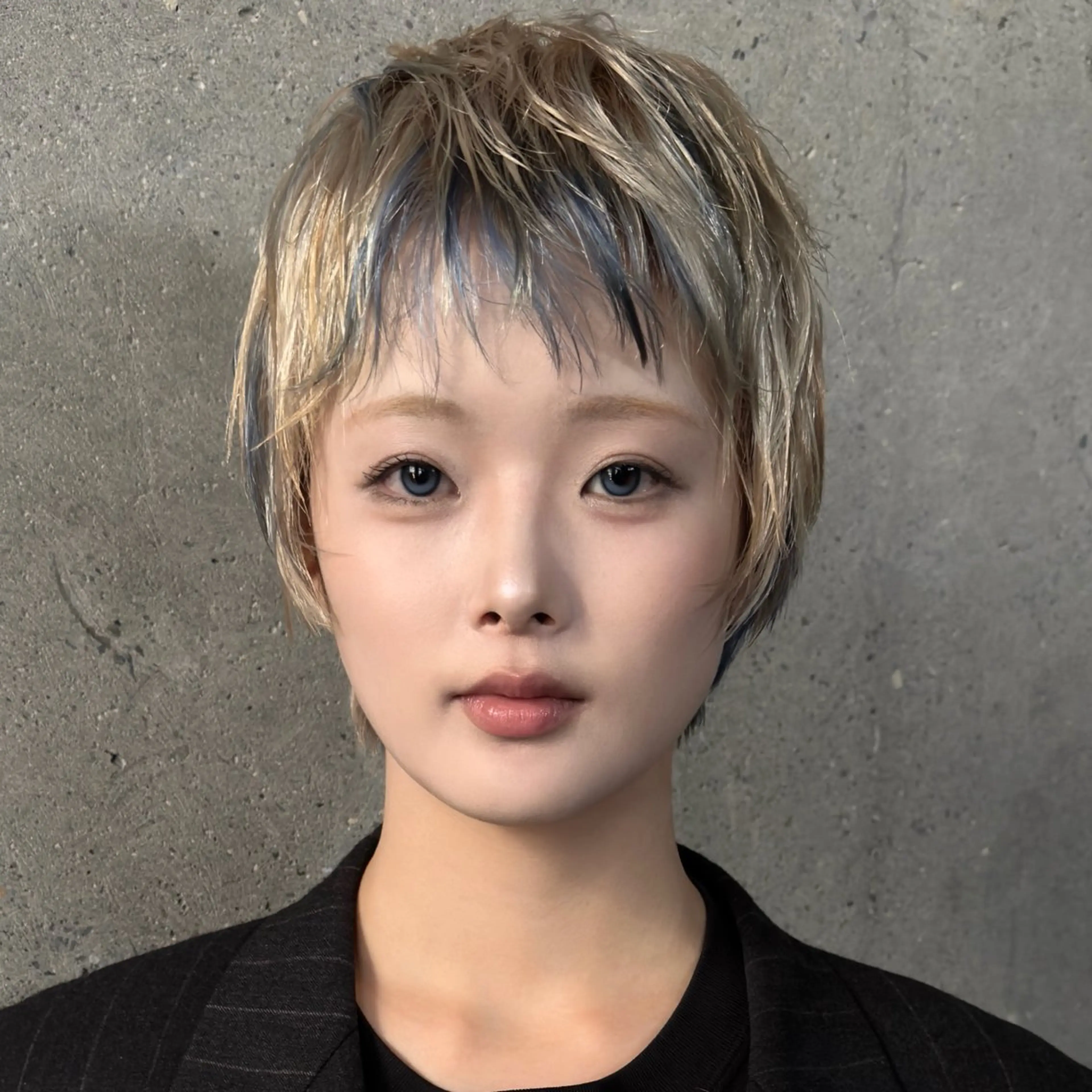 ショート ウルフとデザイン カラーの神のヘアスタイル