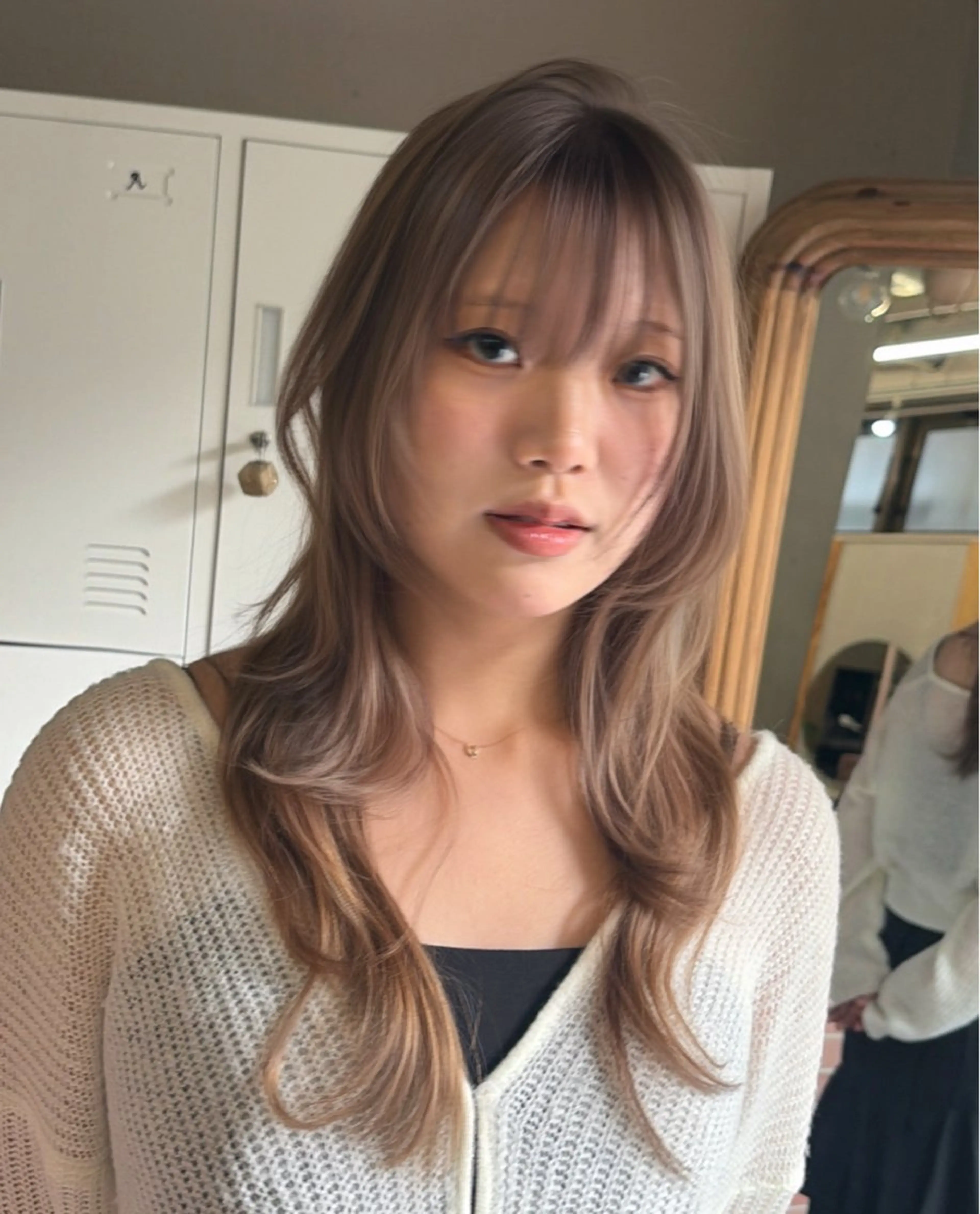 カラー デザインカラー グレージュ ミルクティーグレージュ ウルフレイヤー 酸性ストレート/ 顔周りレイヤー/梅田のヘアスタイル