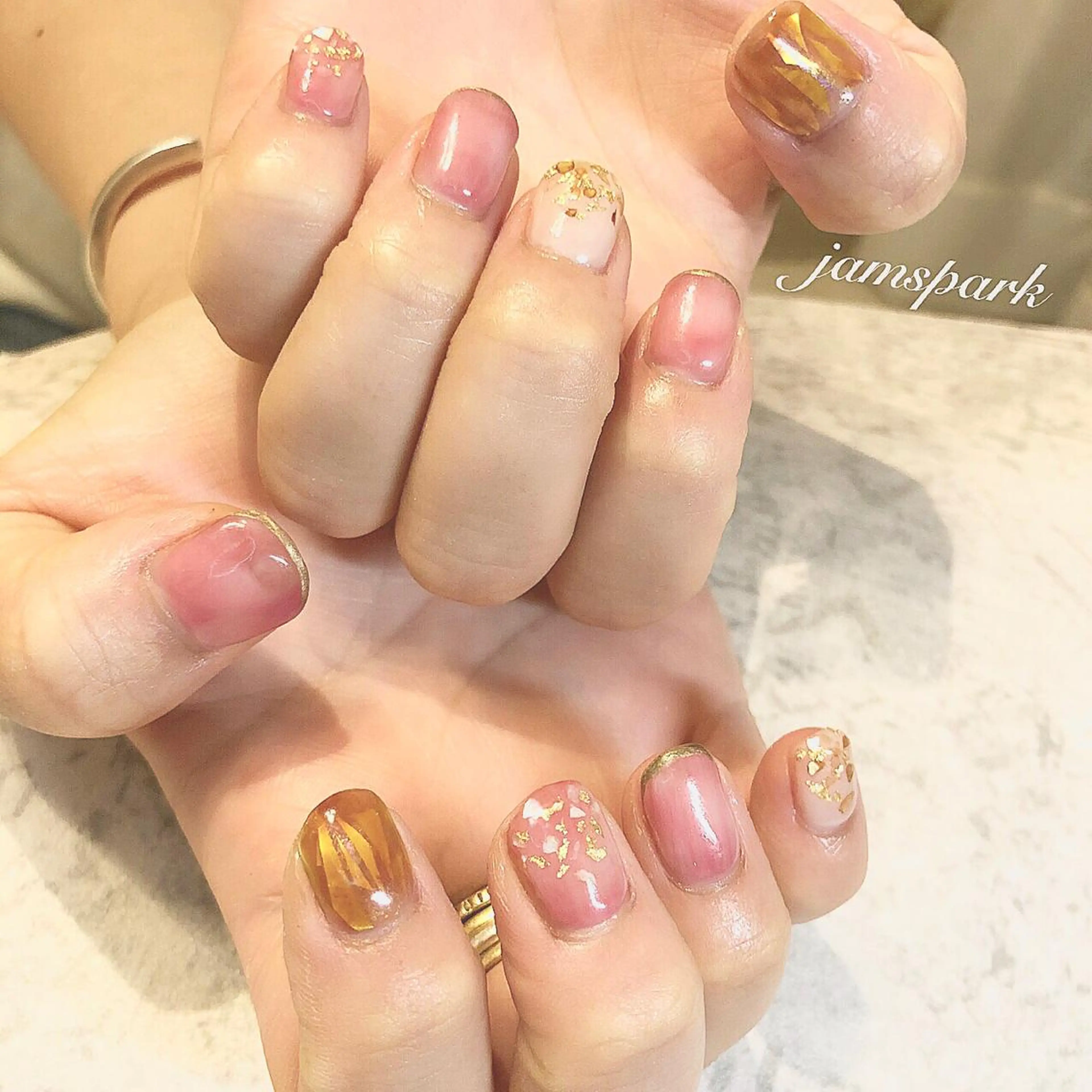 ネイル べっ甲ネイル ブラウン ジェルネイル ニュアンスネイル ピンク ハンドネイル jamspark ✨のネイルデザイン