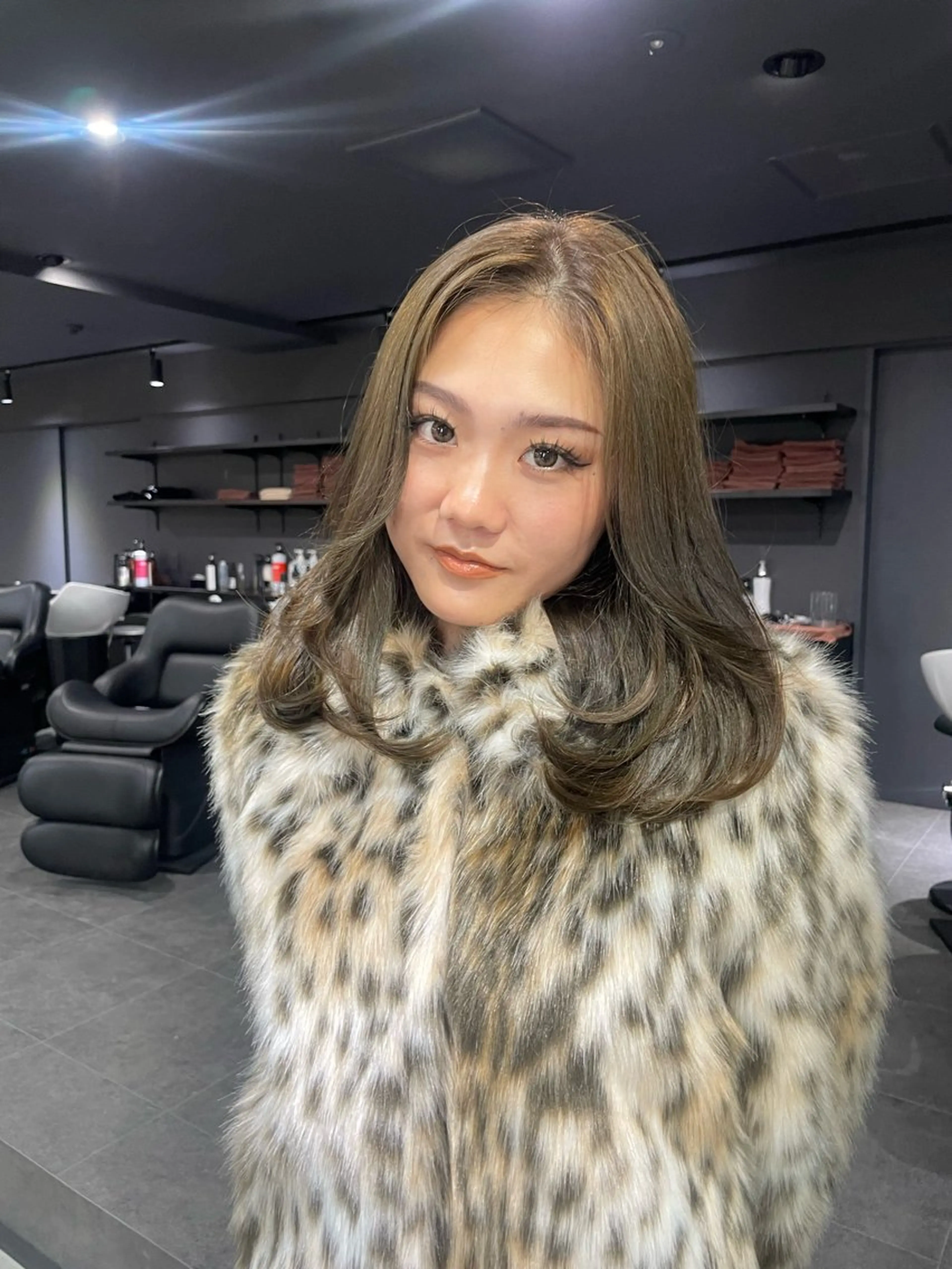 ミディアム カラー アッシュ ベージュカラー ブリーチ 透明感カラー ダブルカラー カット ヘアカラー レイヤー /髪質改善/ariのヘアスタイル