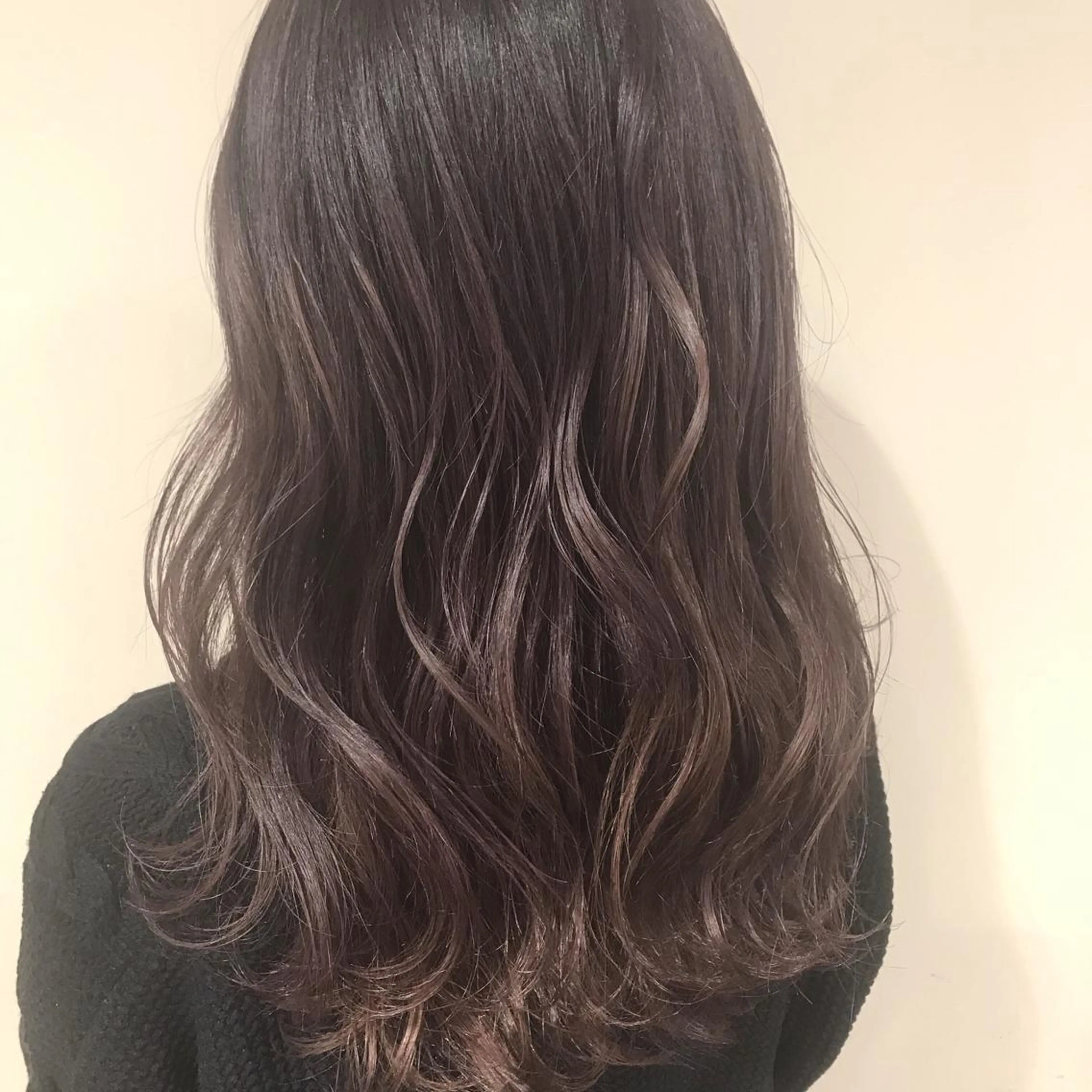 ミディアム カラー アッシュ アッシュグレー アッシュグレージュ バレイヤージュ ブリーチ AMI Hair  supply所属・髪質改善カラー 韓国風レイヤーのヘアスタイル