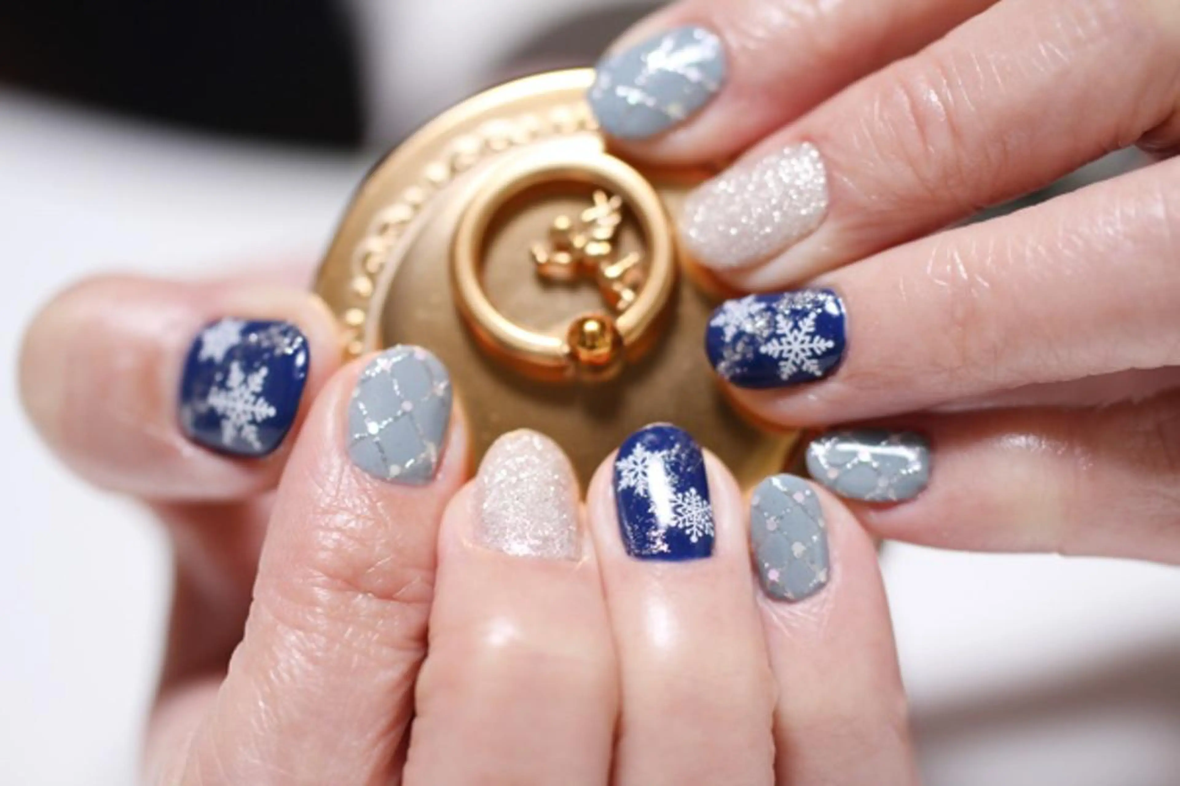 ネイル アートネイル ブルー ジェルネイル ホログラムネイル ママリンド　志村坂上店所属・しみ えんのネイルデザイン