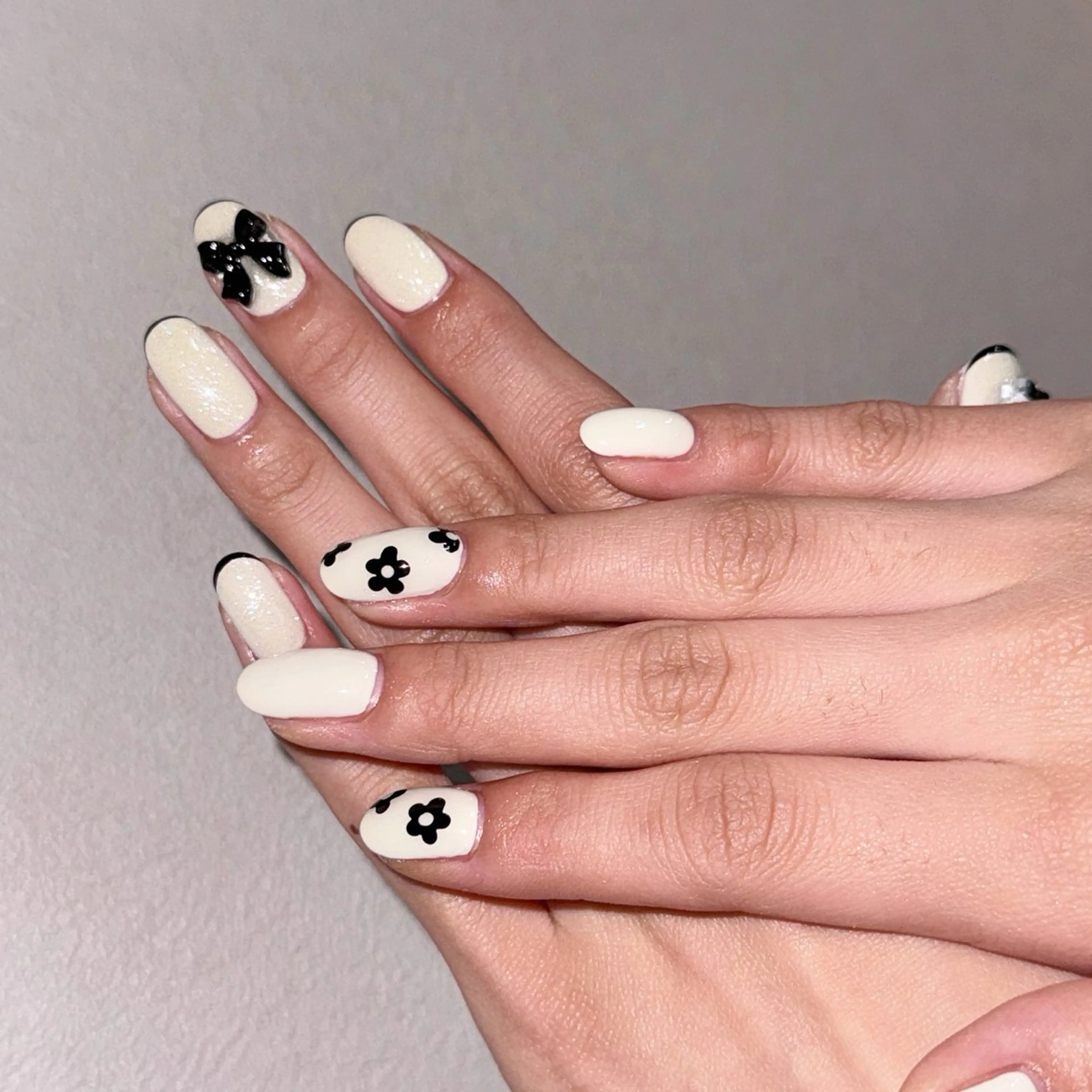 ネイル フレンチネイル リボン シンプルネイル ホワイト ハンドネイル ハンドケア 🎀NAIL🎀 AI🪄︎︎◝✩のネイルデザイン