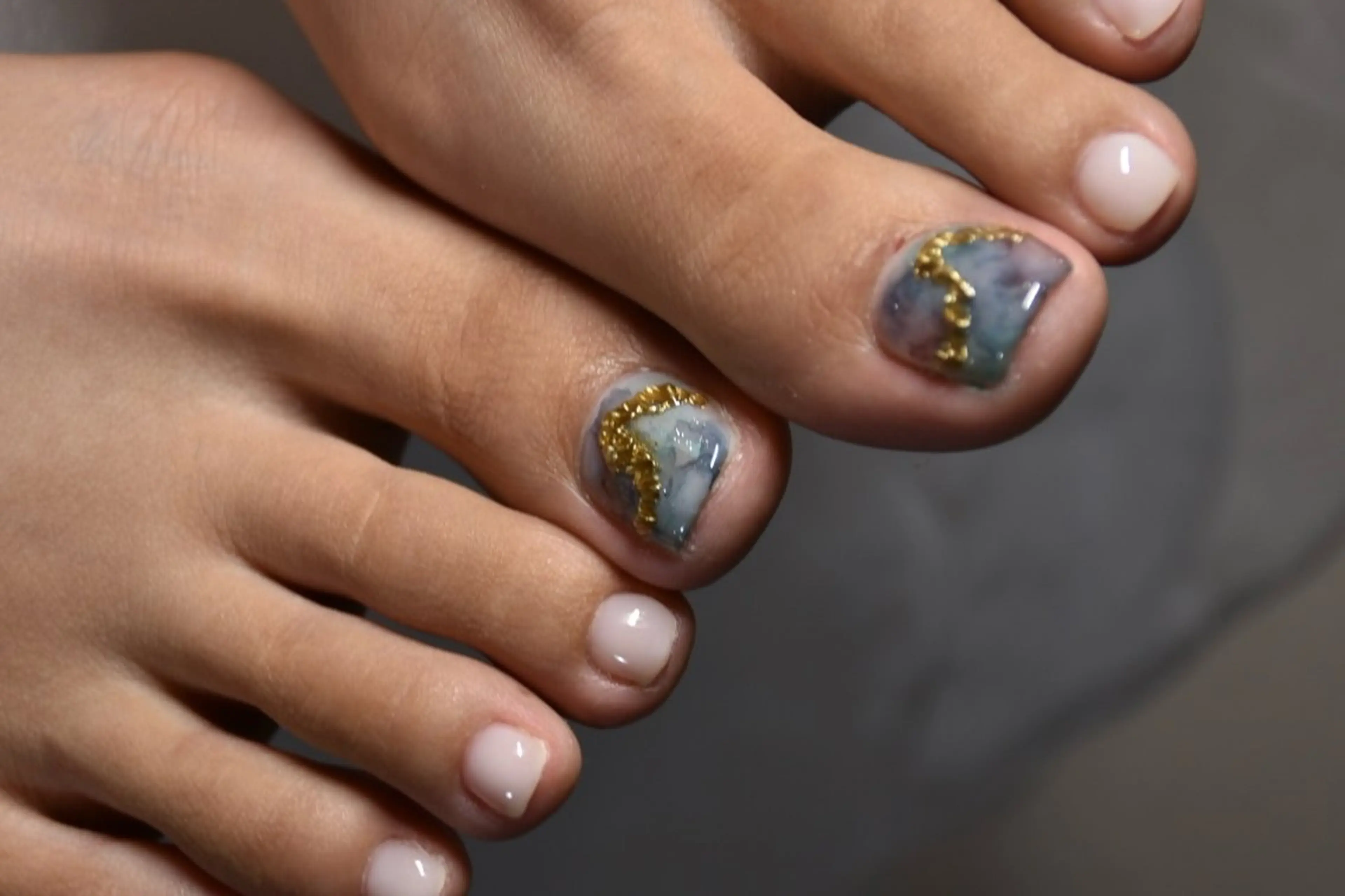 【オフなし】フットジェルワンカラー🦋アート2本付き　再来の方＋1000円の写真