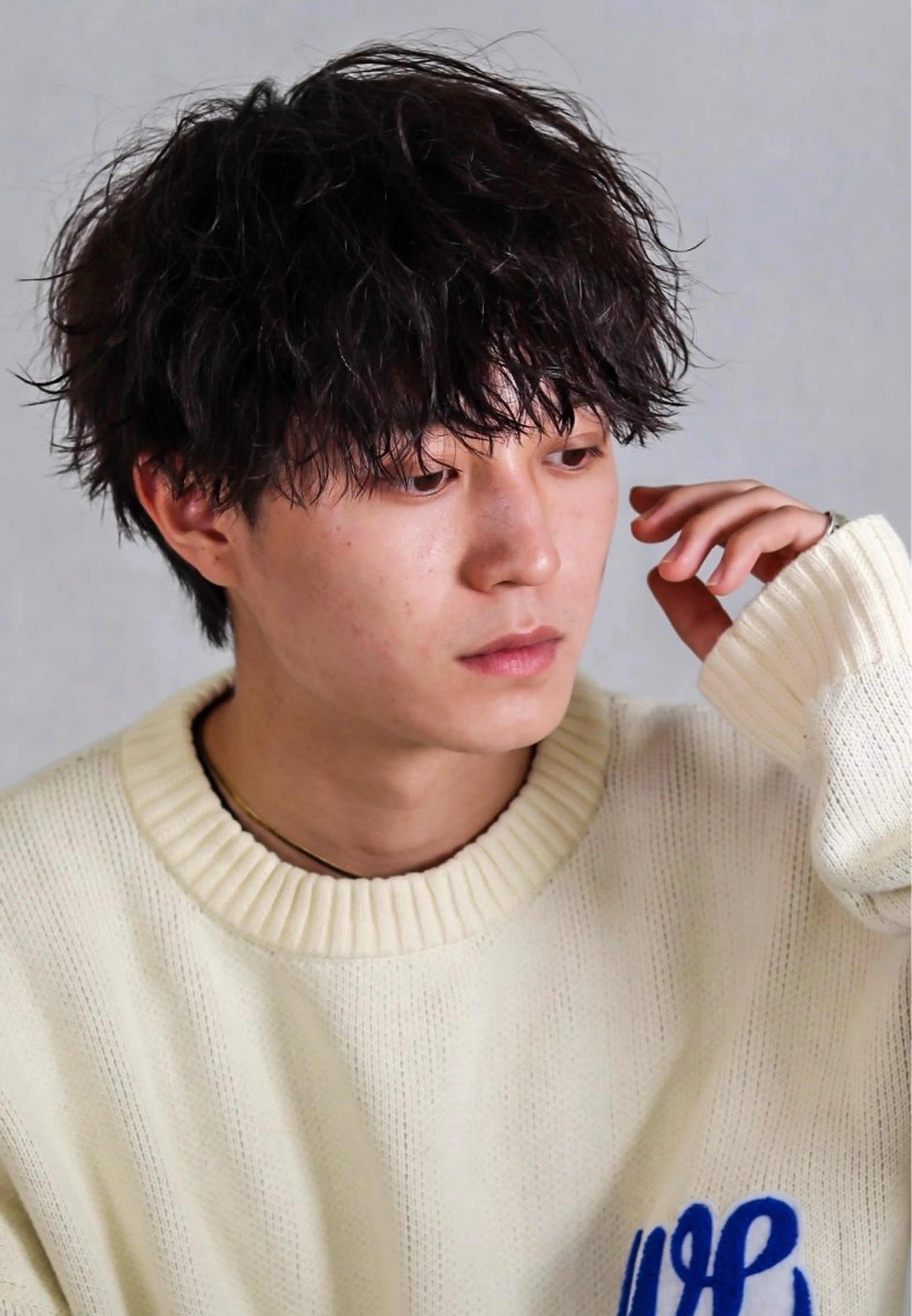 ミディアム パーマ ヘアアレンジ メンズ カット パーマ ヘアセット メンズフェザー毛流れ パーマASHU渋谷のヘアスタイル