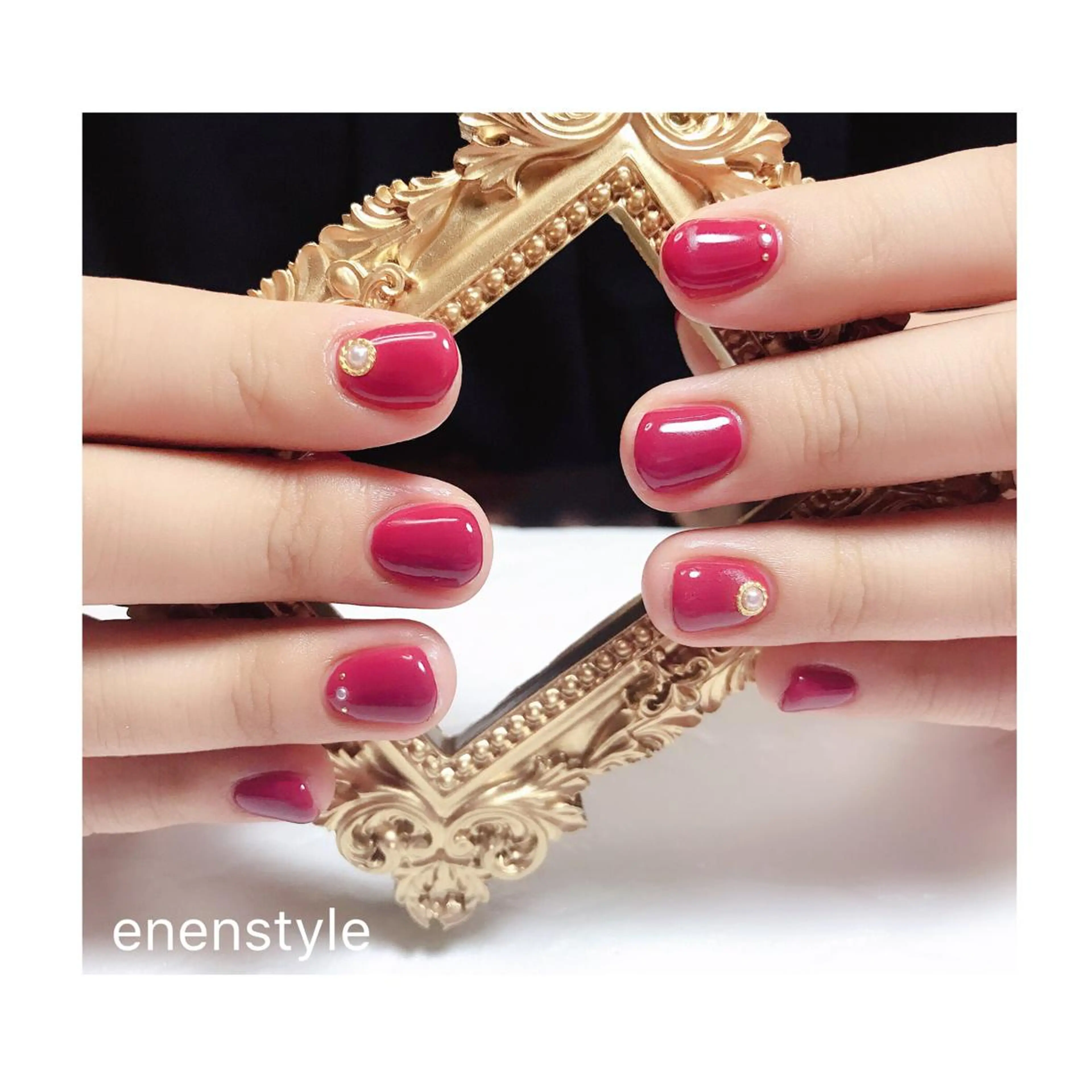 ショート ネイル ジェルネイル ニュアンスネイル オフィスネイル 赤色 シンプルネイル 👑enen style👑のネイルデザイン