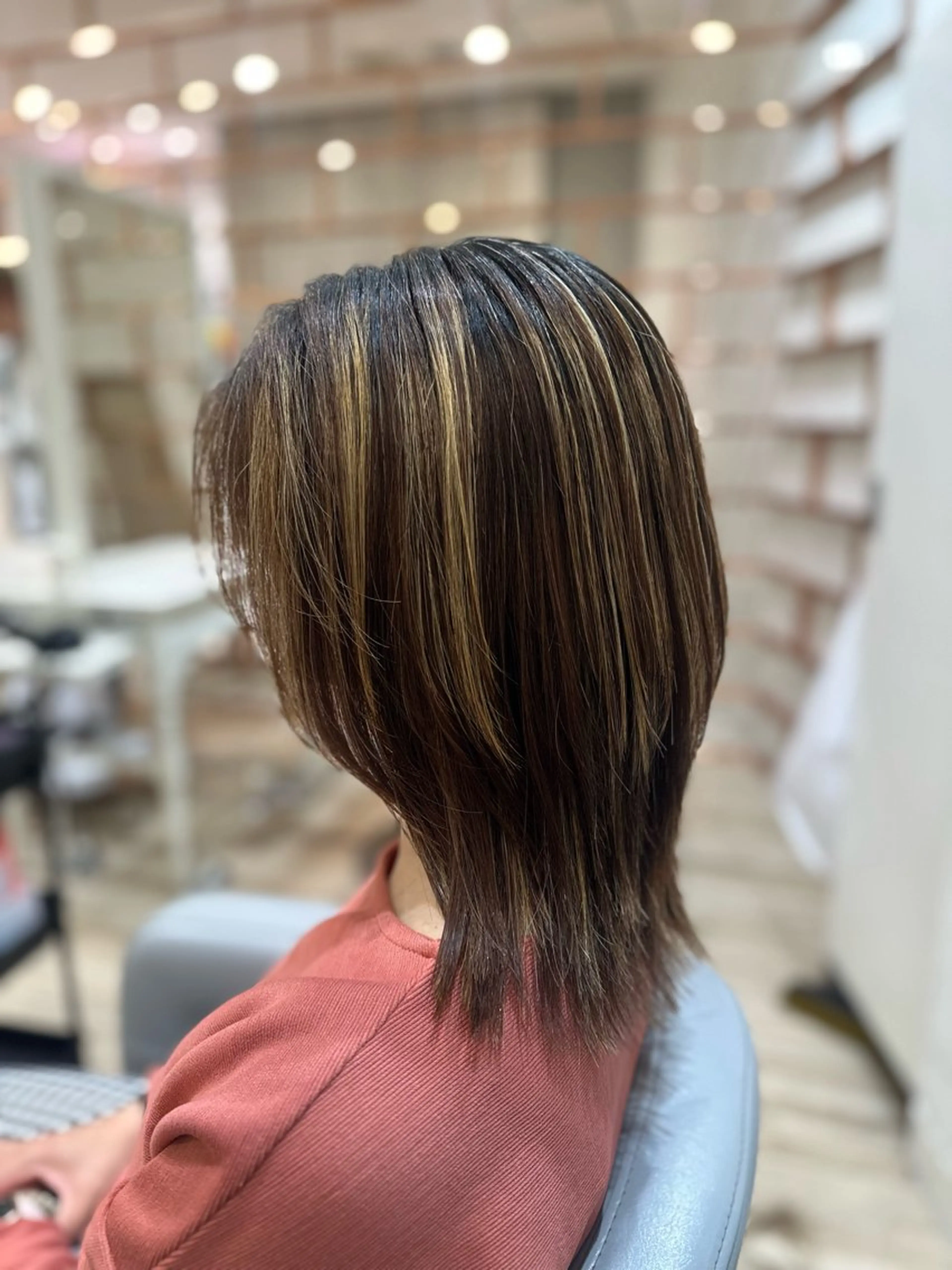 ミディアム レイヤーカット 美蘭🎀1/18限 定カットカラー無料のヘアスタイル