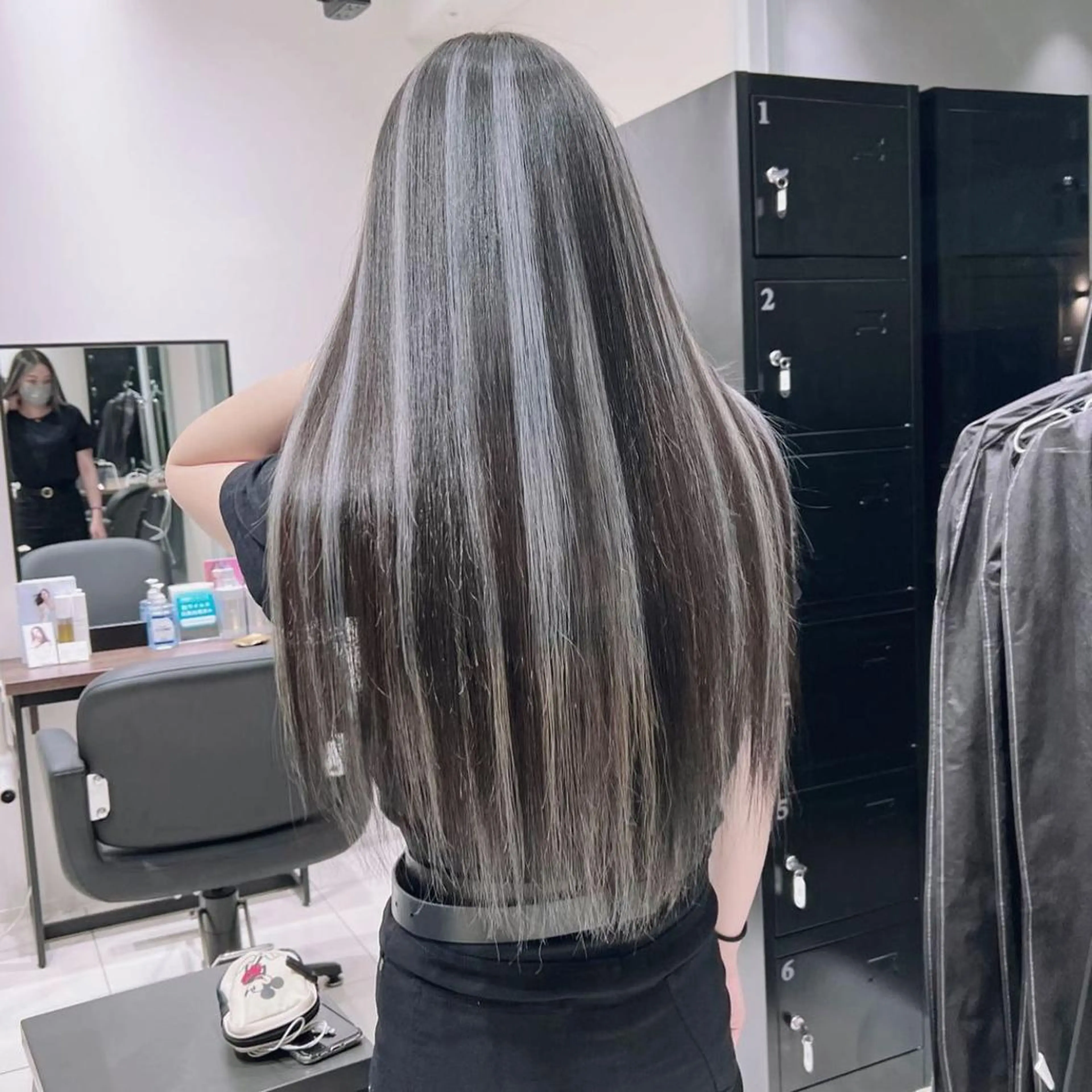 ロング カラー ブリーチ ケアブリーチ ハイライトカラー インナーカラー ハイライト ヘアカラー オフホワイトアンドなんば所属・福西 洋斗のヘアスタイル