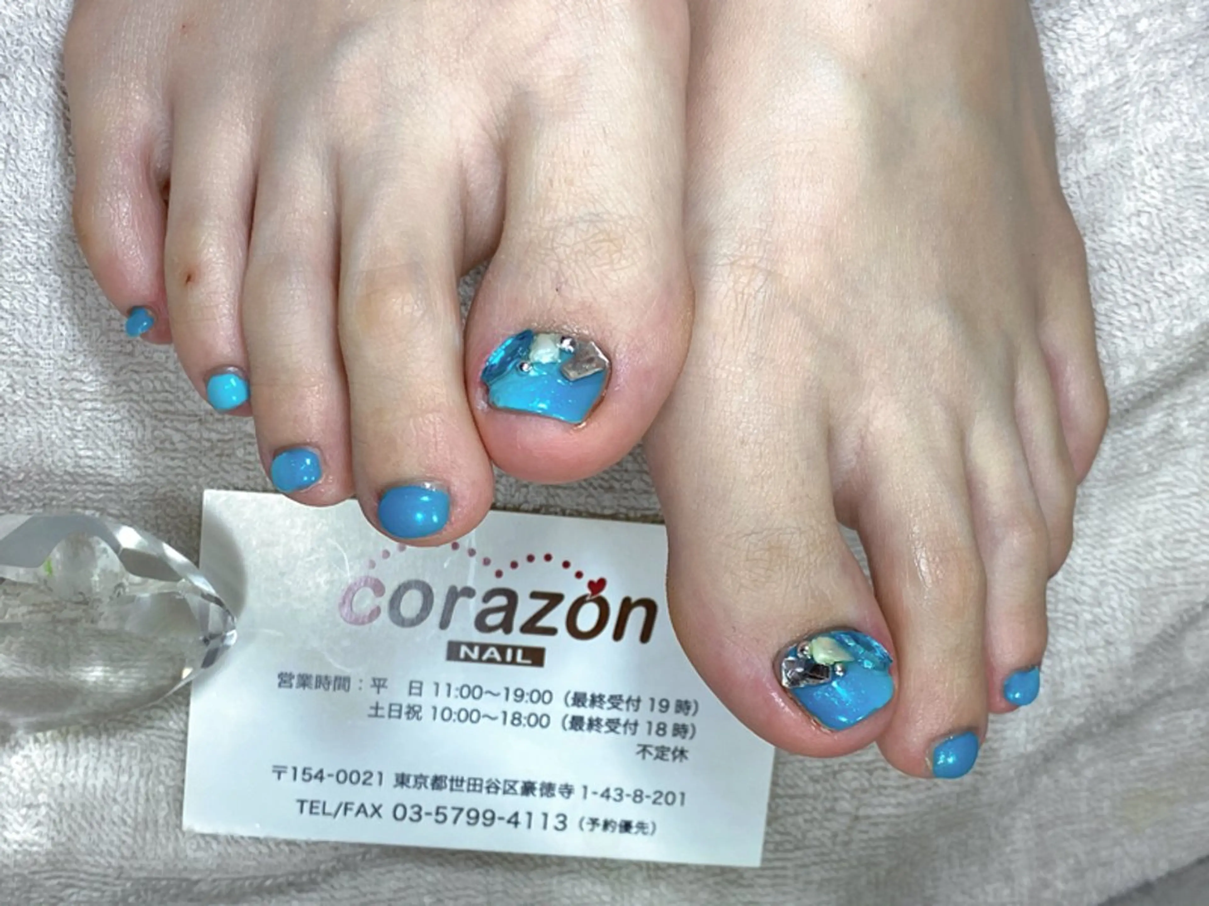 ネイル フットネイル ジェルネイル グラデーション 水色 ストーンネイル フットネイル corazon所属・ネイリスト aicoのネイルデザイン
