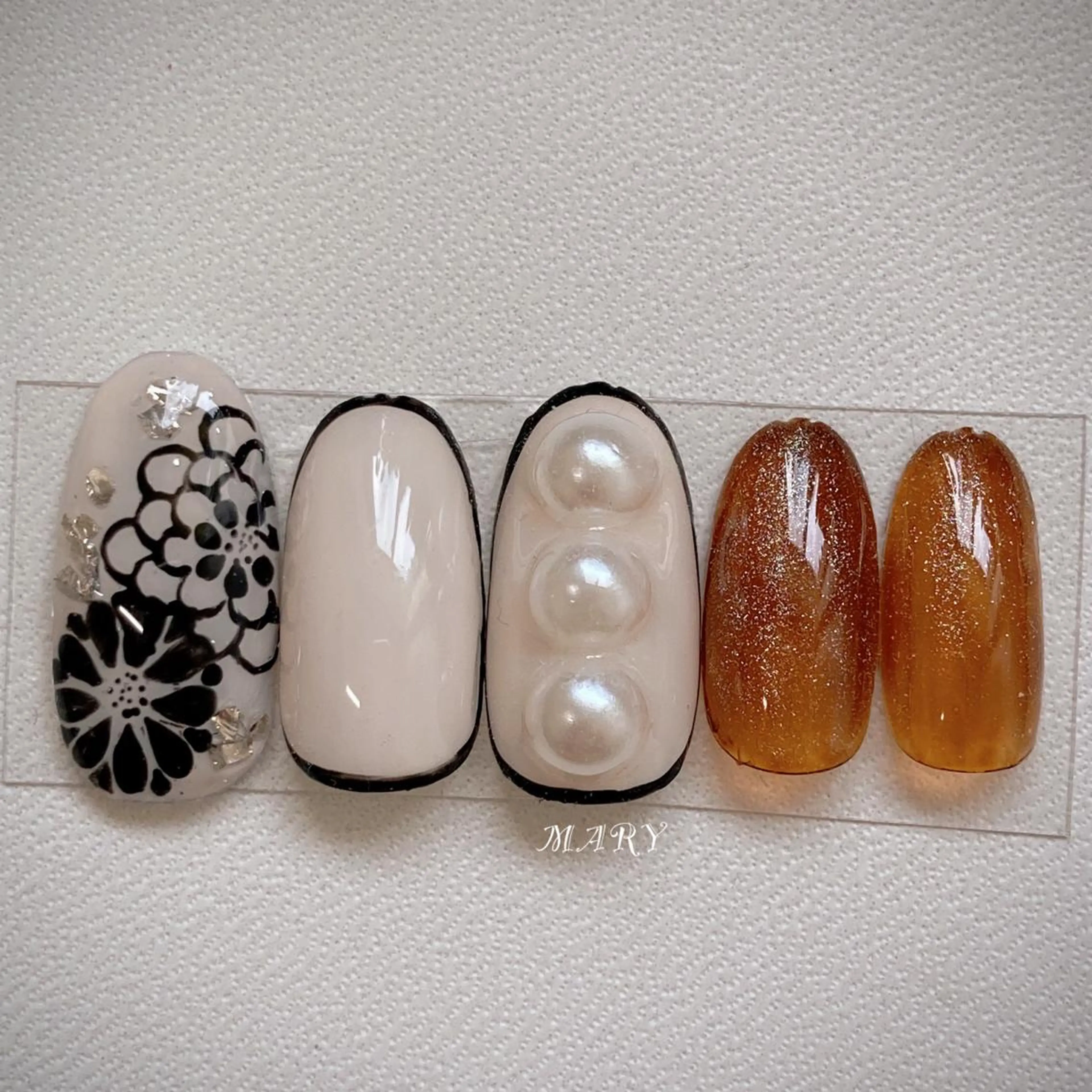 ネイル ブラウン フラワーネイル マグネットネイル ニュアンスネイル ワンカラーネイル ハンドネイル Mary nail所属・Mary nail .narumiのネイルデザイン