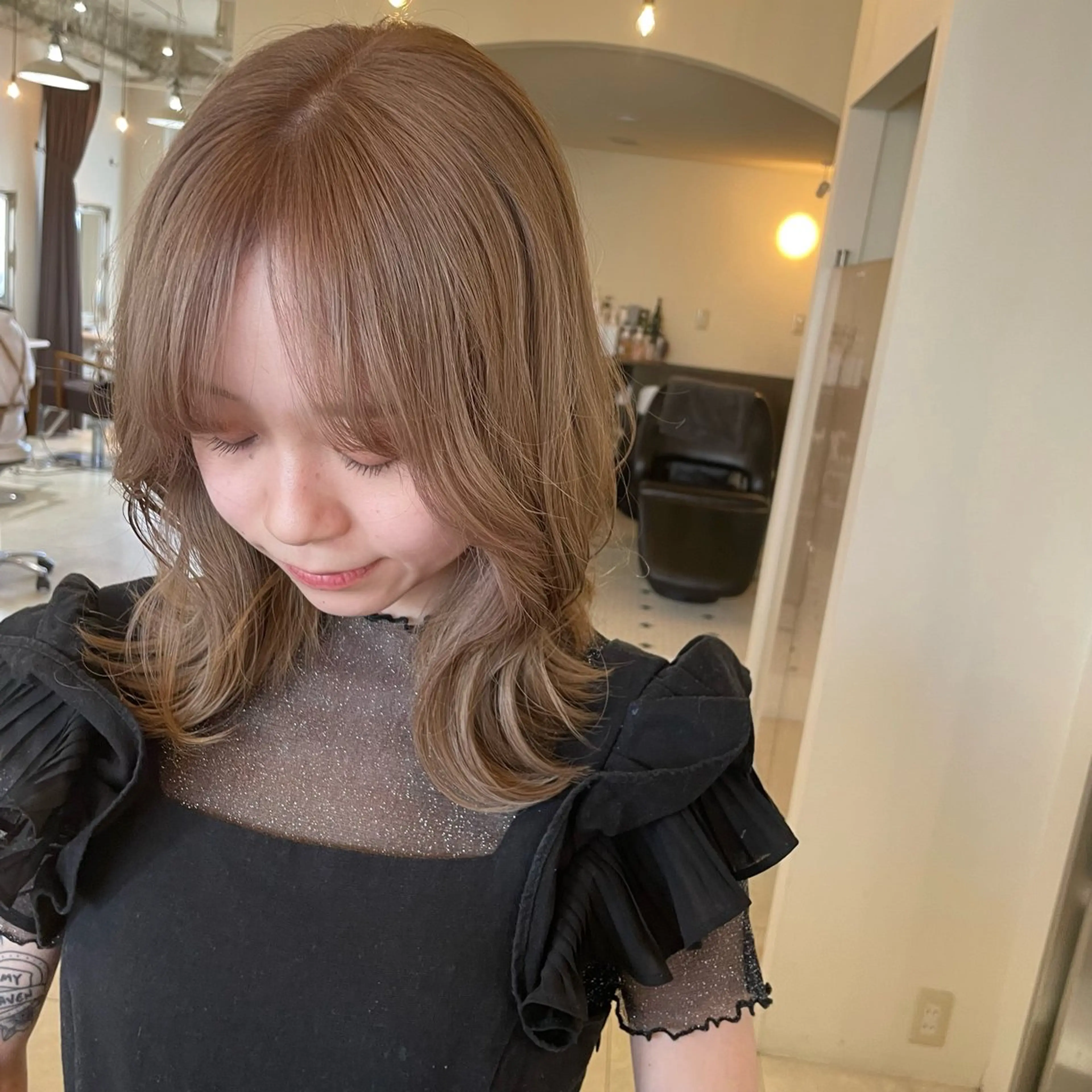 ミディアム カラー ベージュカラー ブリーチ くびれヘア 顔周りカット レイヤーカット ヘアカラー ボブウルフ／ボブ Satsuki【名駅のヘアスタイル