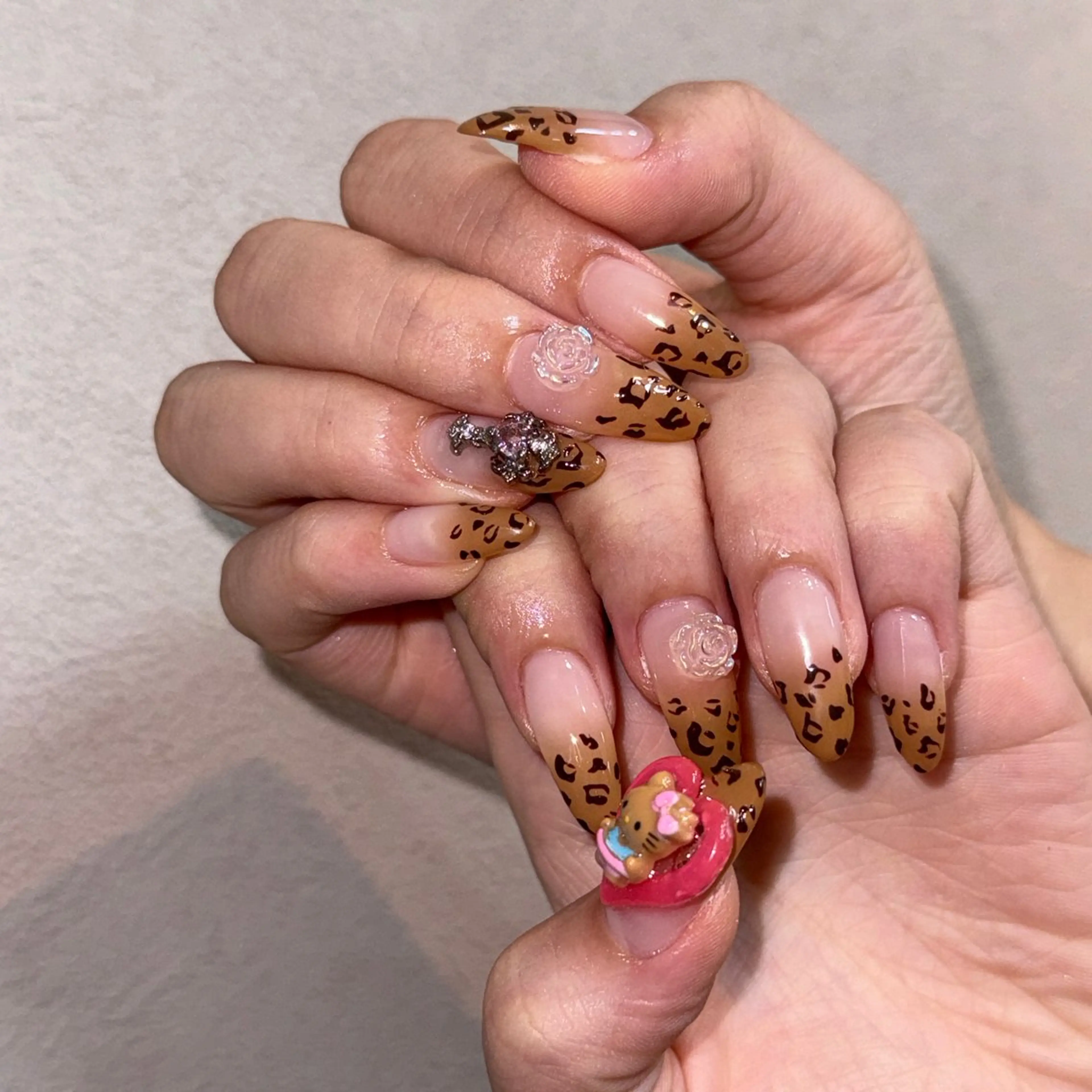 ネイル グラデーション シルバー ハンドネイル ハンドケア 🎀NAIL🎀 AI🪄︎︎◝✩のネイルデザイン