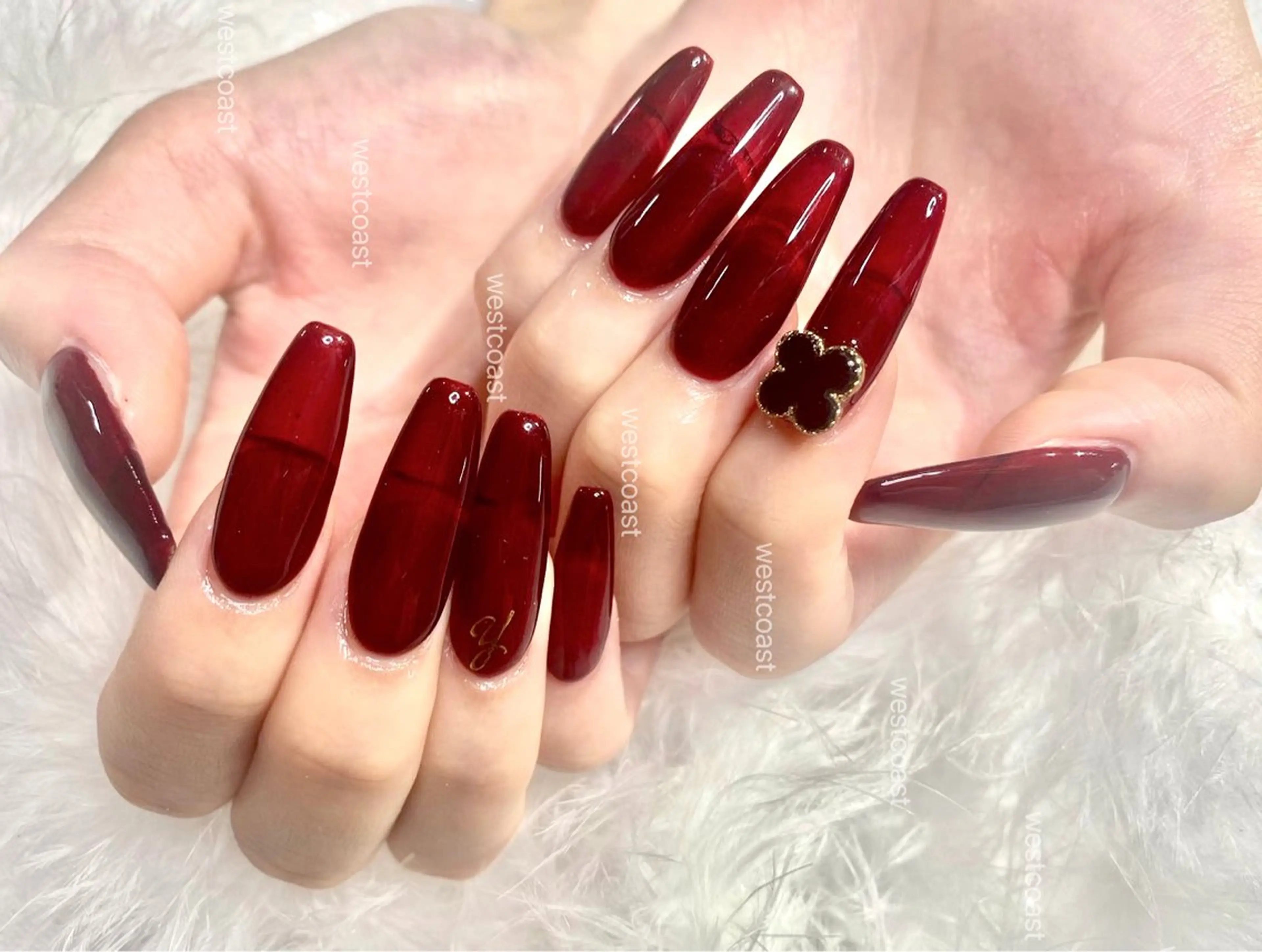ネイル 赤色 ハンドネイル ハンドケア リボン、ガーリー パーツ放題専門店のネイルデザイン
