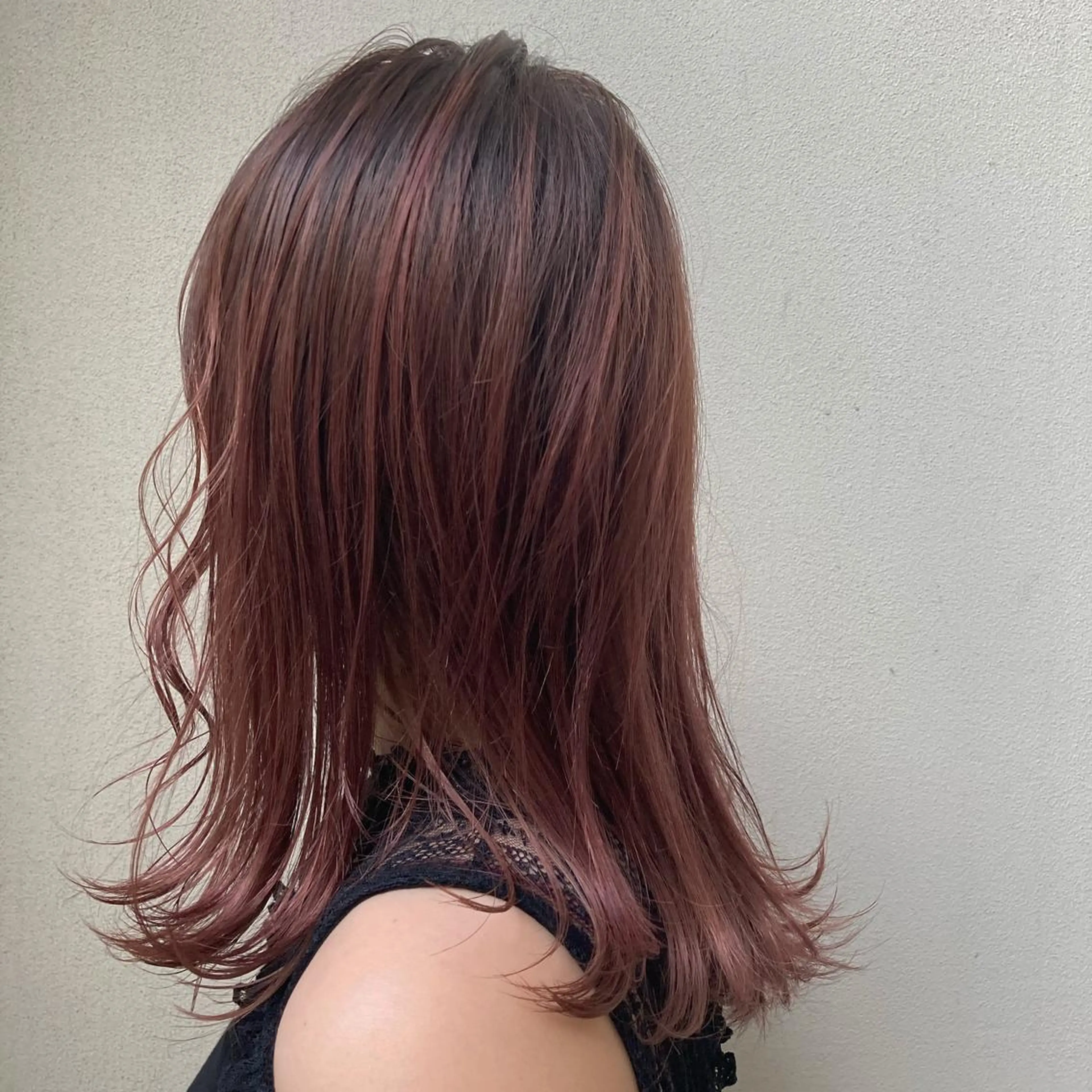 セミロング カラー ピンクカラー 佐伯 和佳のヘアスタイル