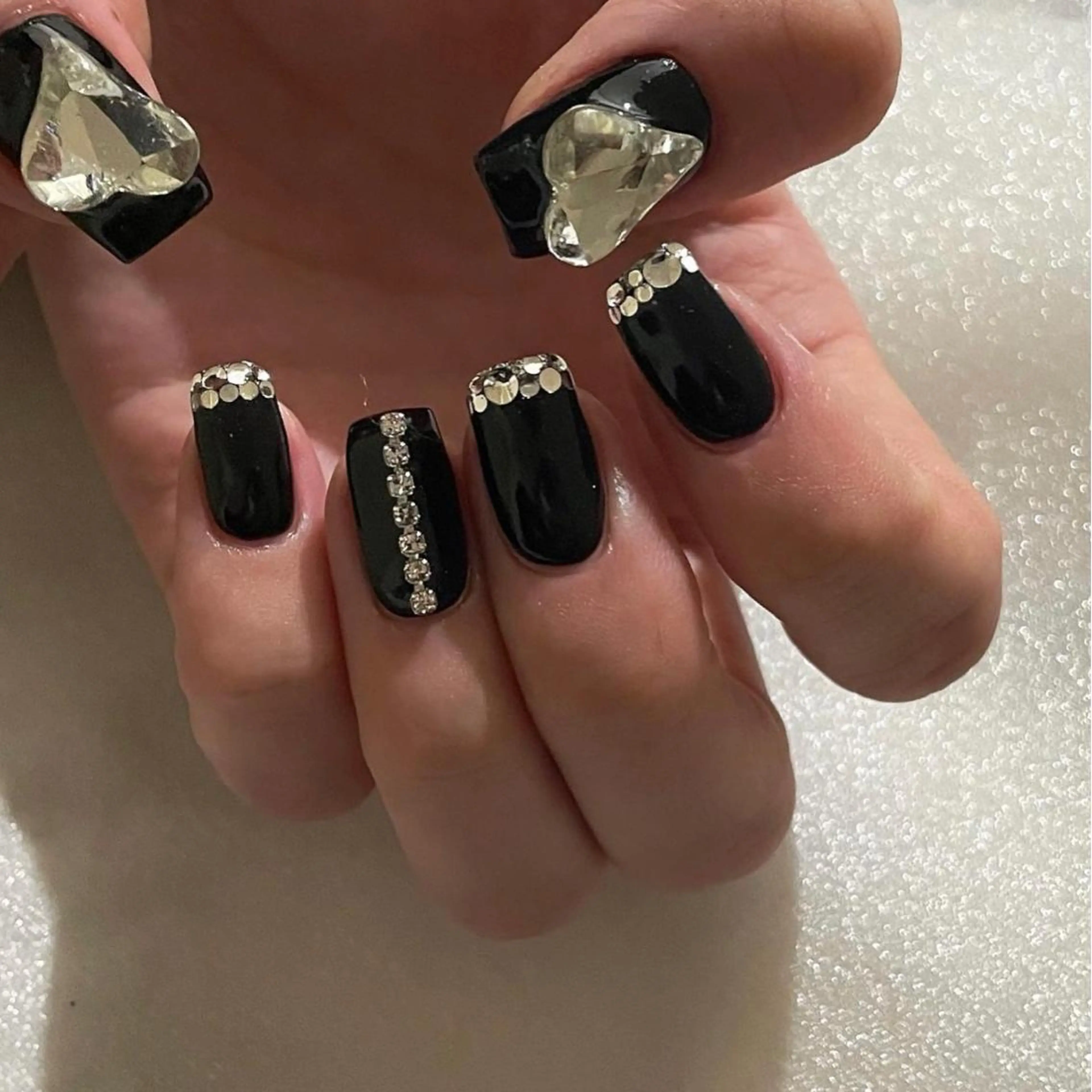 ネイル フレンチネイル ガーリー ハート ストーンネイル ハンドネイル ハンドケア lyly.nail所属・lylynail YUUKAのネイルデザイン