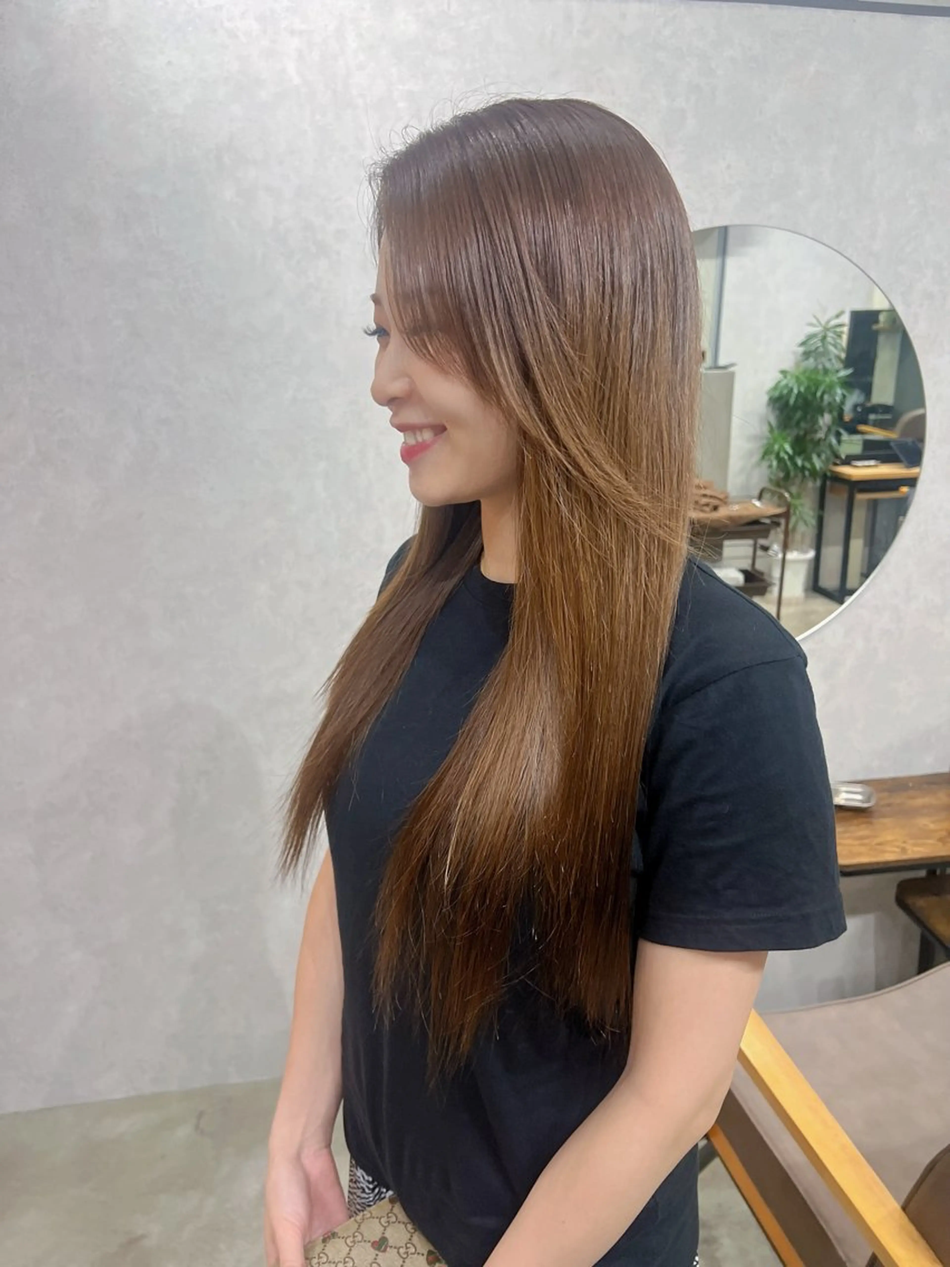 ロング ボブ 顔まわりレイヤー 顔周りカット レイヤーカット カット ヘアカラー トリートメント YUI ハイトーンカラーのヘアスタイル