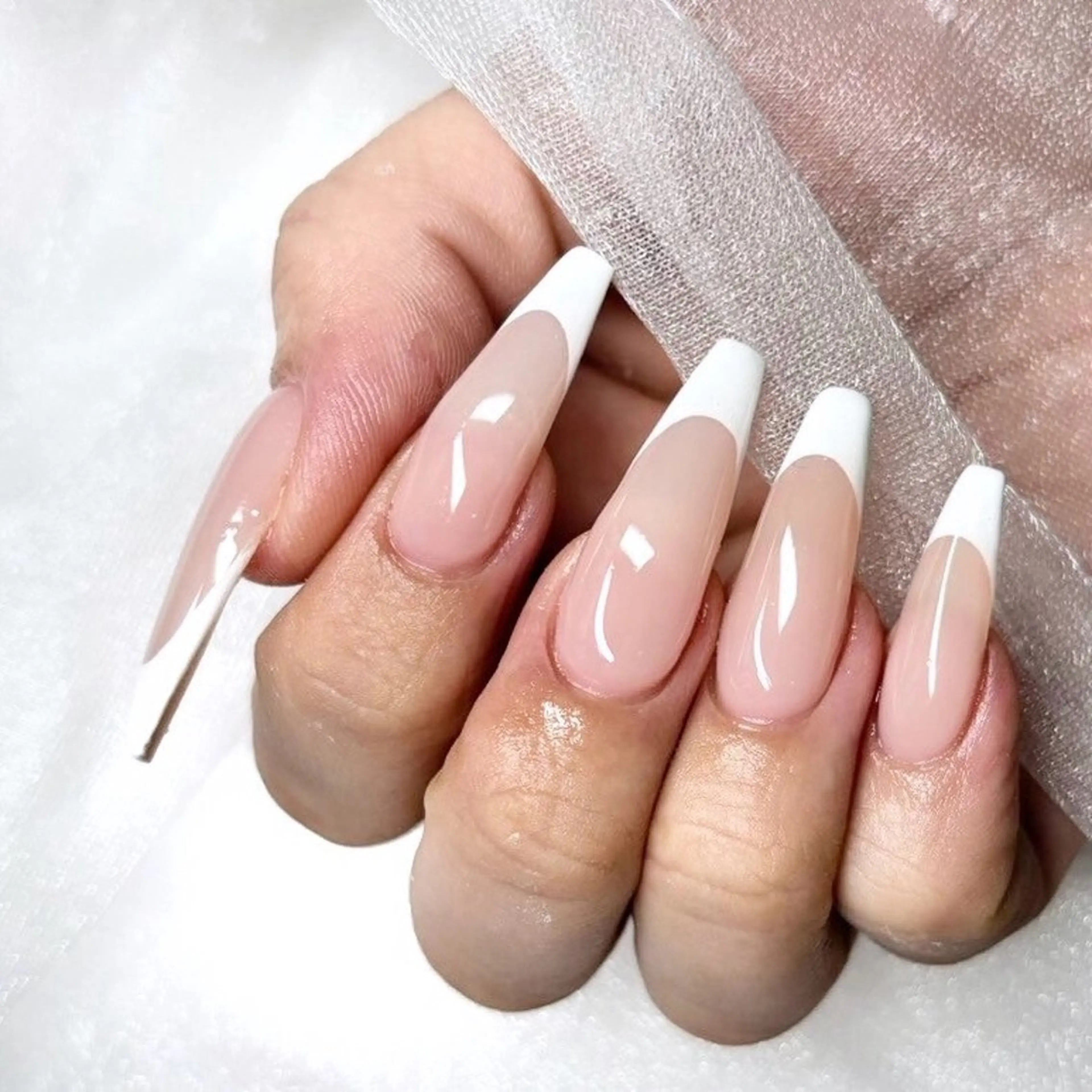 ネイル フレンチネイル ガラスフレンチ Roi〈ロワ〉 Reikaのネイルデザイン