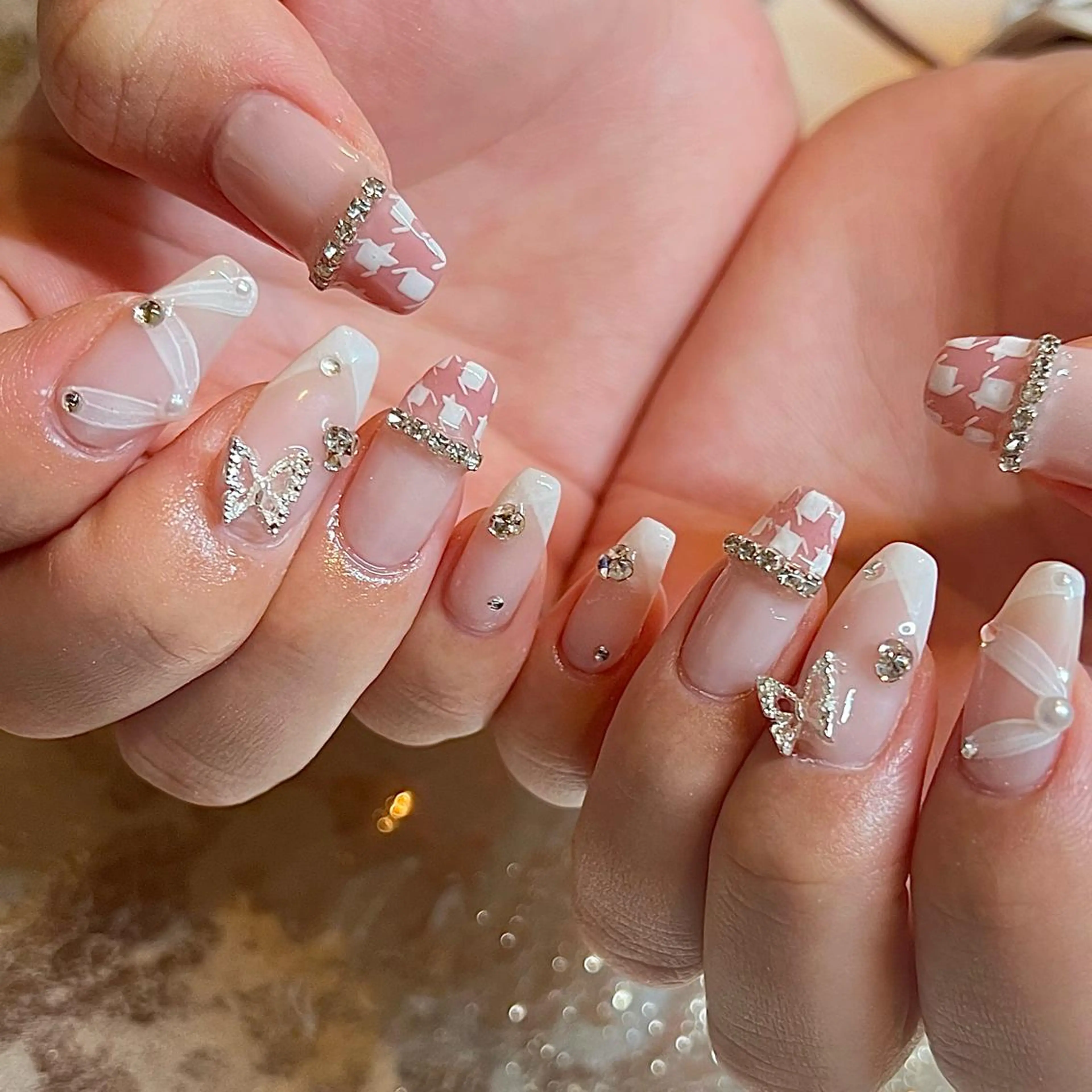 セミロング ネイル キラキラネイル ハンドネイル H🌺 NAILのネイルデザイン