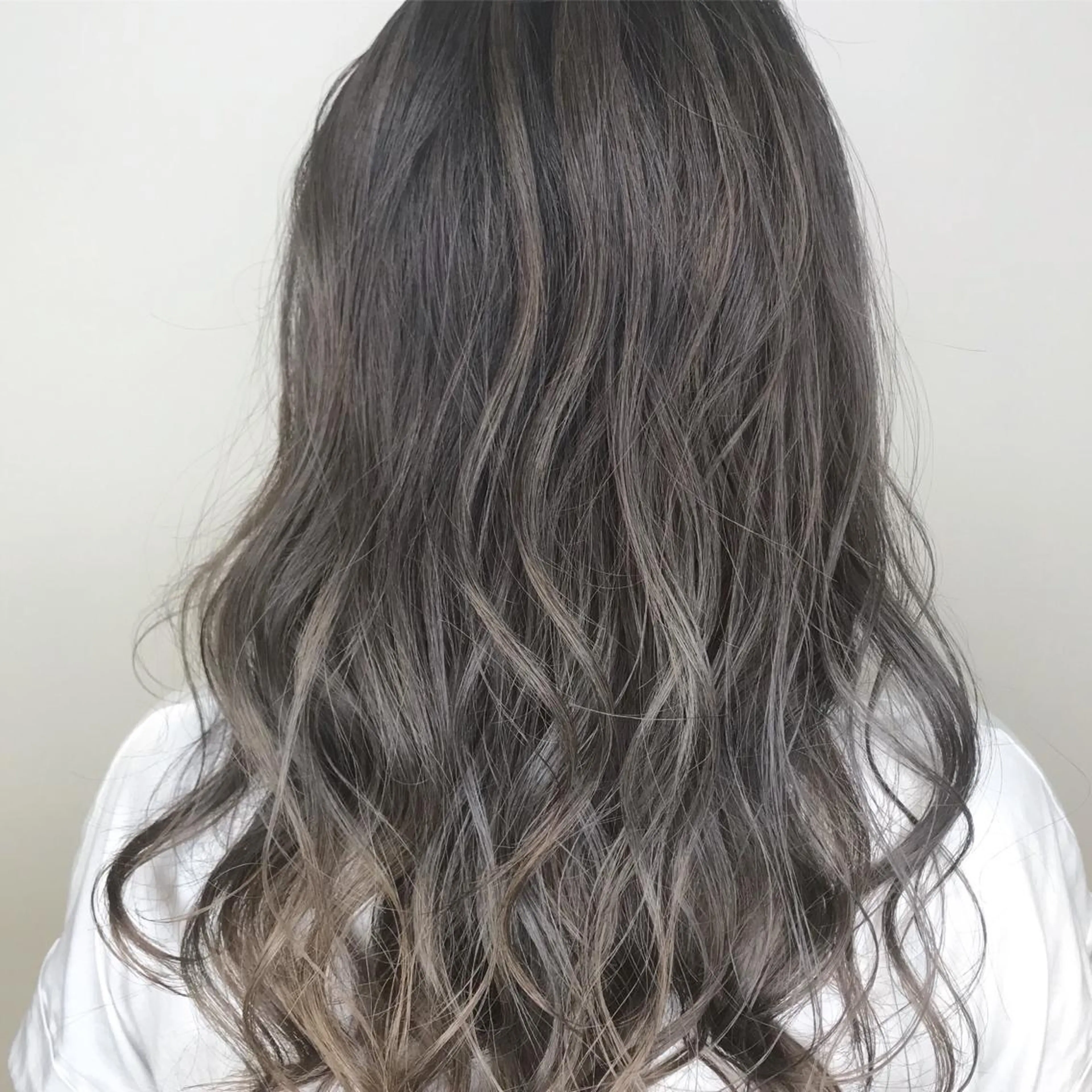 セミロング カラー バレイヤージュ グラデーションカラー ハイライトカラー イルミナカラー ハイライト AMI Hair  supply所属・髪質改善カラー 韓国風レイヤーのヘアスタイル