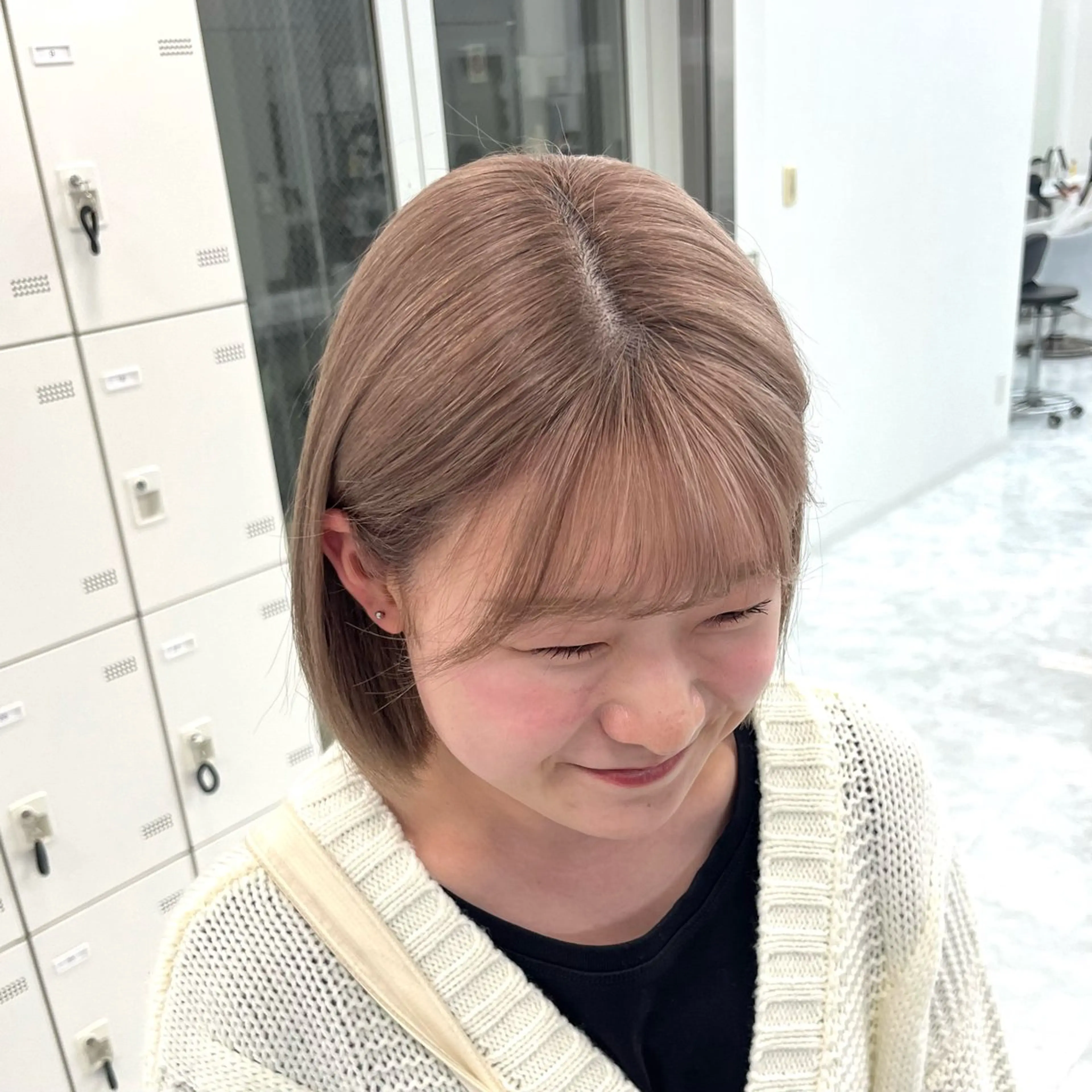 ミディアム カラー ベージュカラー ブリーチ ブロンド デザインカラー グレージュ ヘアカラー トリートメント ハイトーン/ 髪質改善/上質艶髪のヘアスタイル