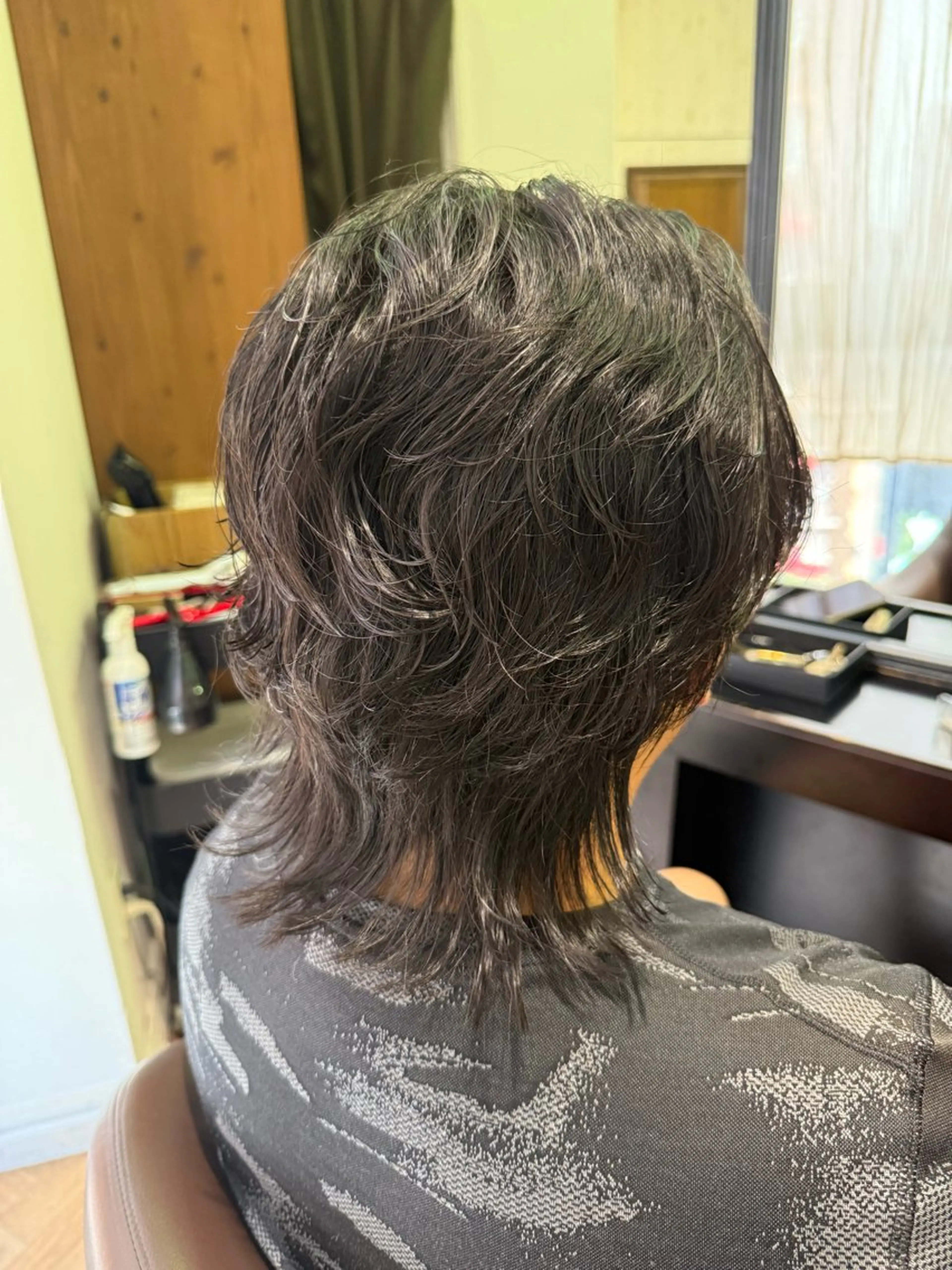 ミディアム パーマ メンズ ミディアムパーマ メンズパーマ メンズウルフカット ウルフカット 溝口 槙里也のヘアスタイル