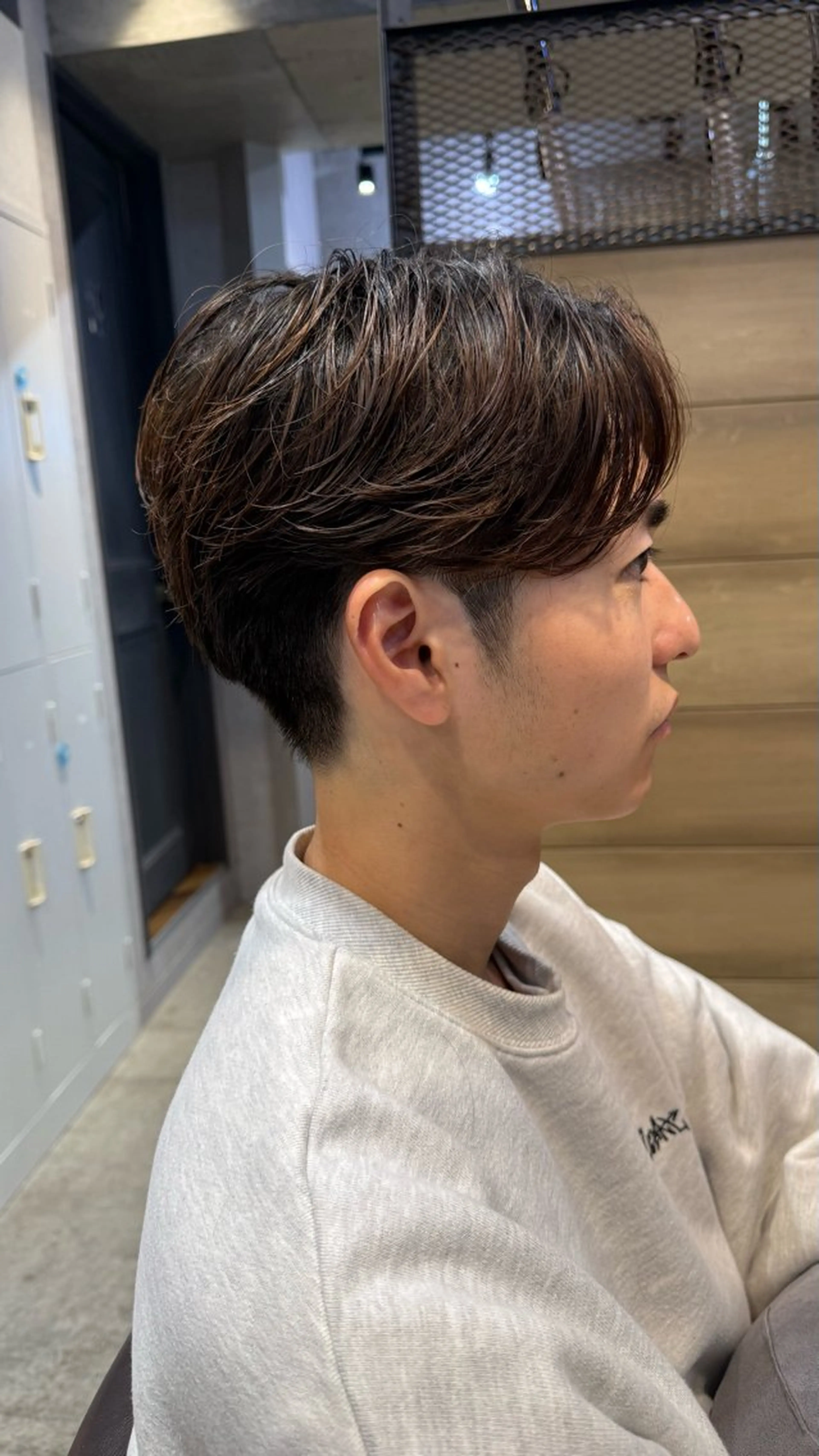 ショート パーマ メンズ ビジネス センターパート フェードカット フェザーパーマ メンズ韓国風 カット パーマ トリートメント ヘアセット 新宿メンズ専門 髪質改善パーマ特化のヘアスタイル