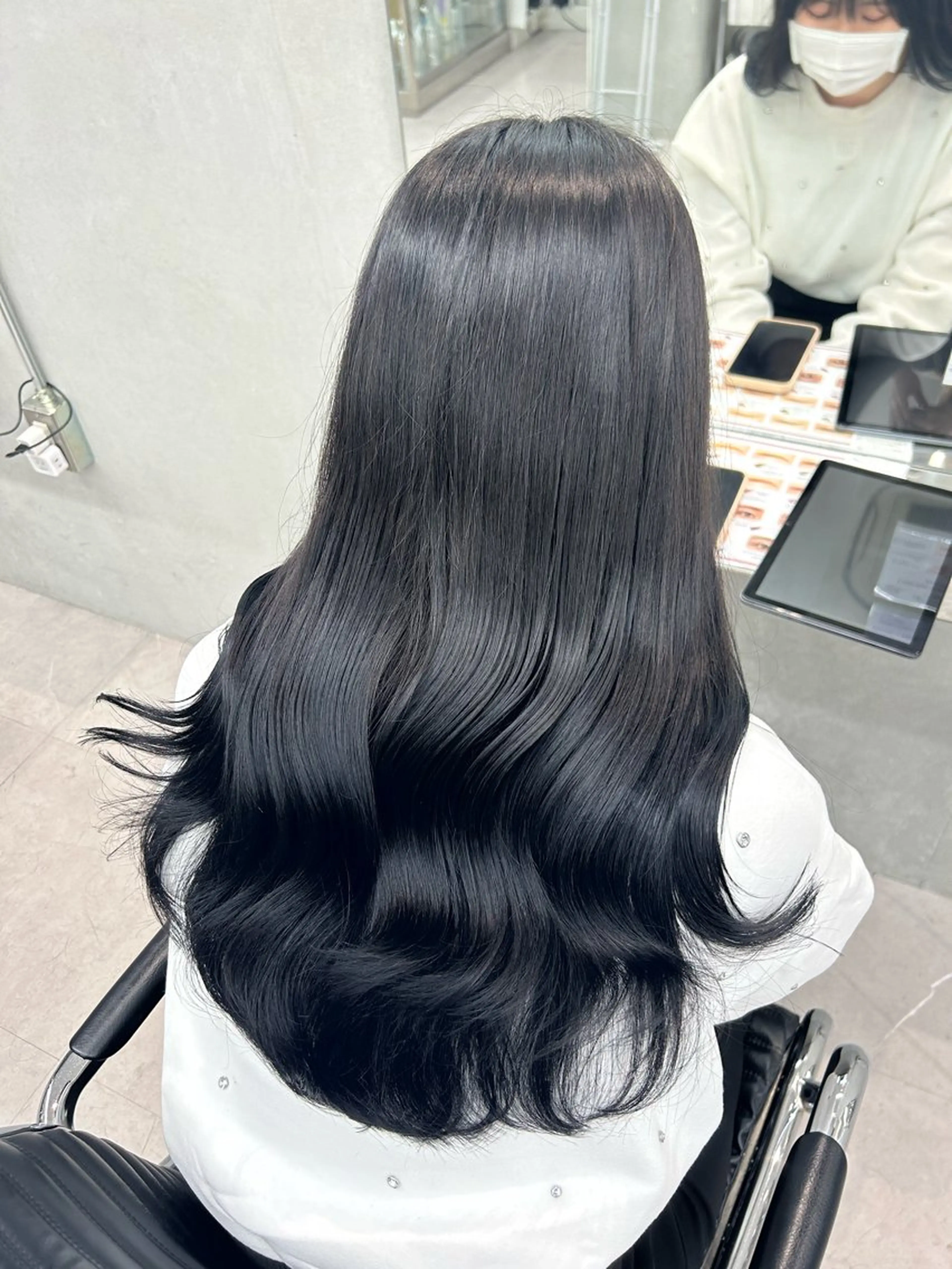 カラー 黒髪 ブルーカラー ブルーブラック IO イオリのヘアスタイル