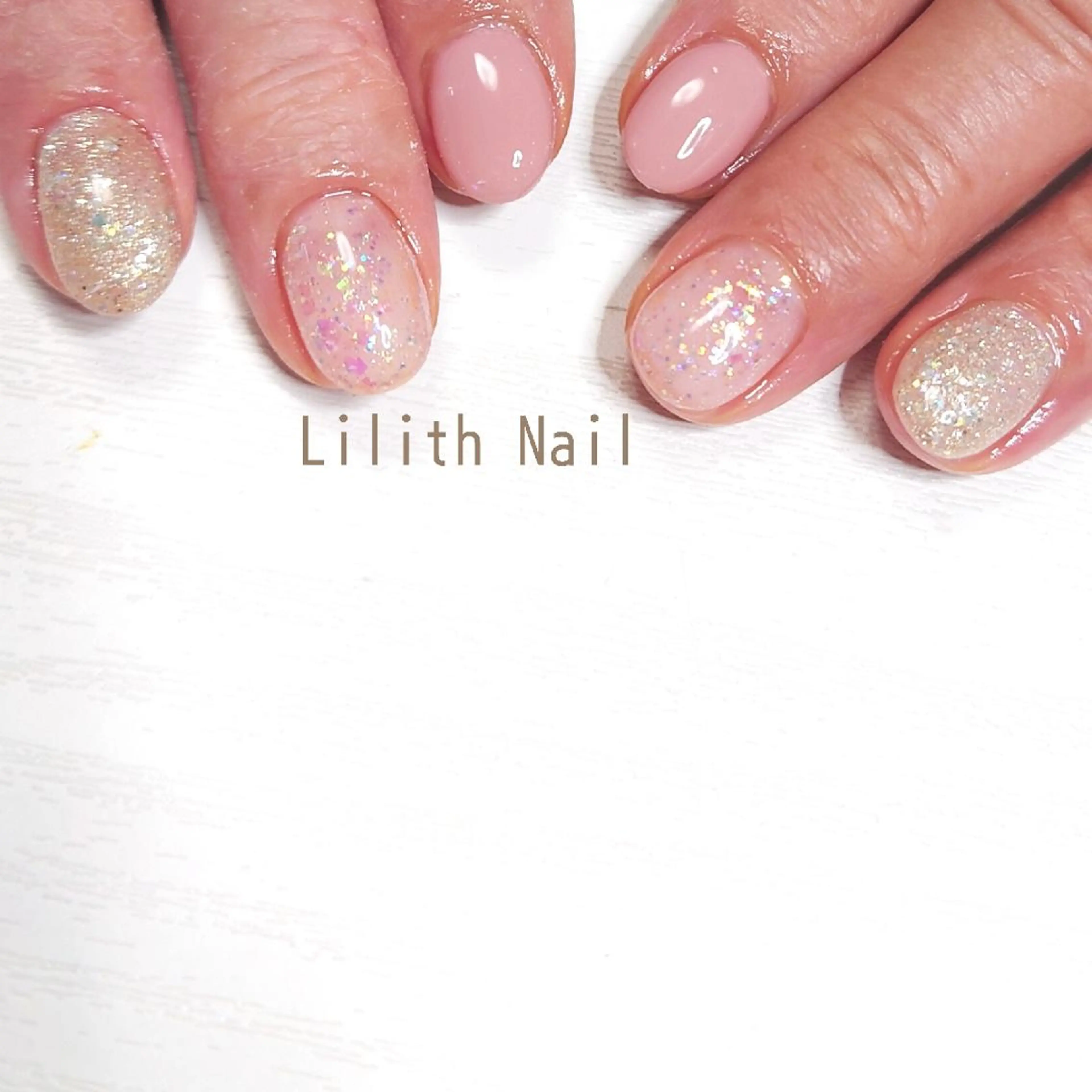 ネイル オーロラネイル キラキラネイル ラメ(グリッター) ワンカラーネイル ピンク ハンドネイル Lilith Nailのネイルデザイン