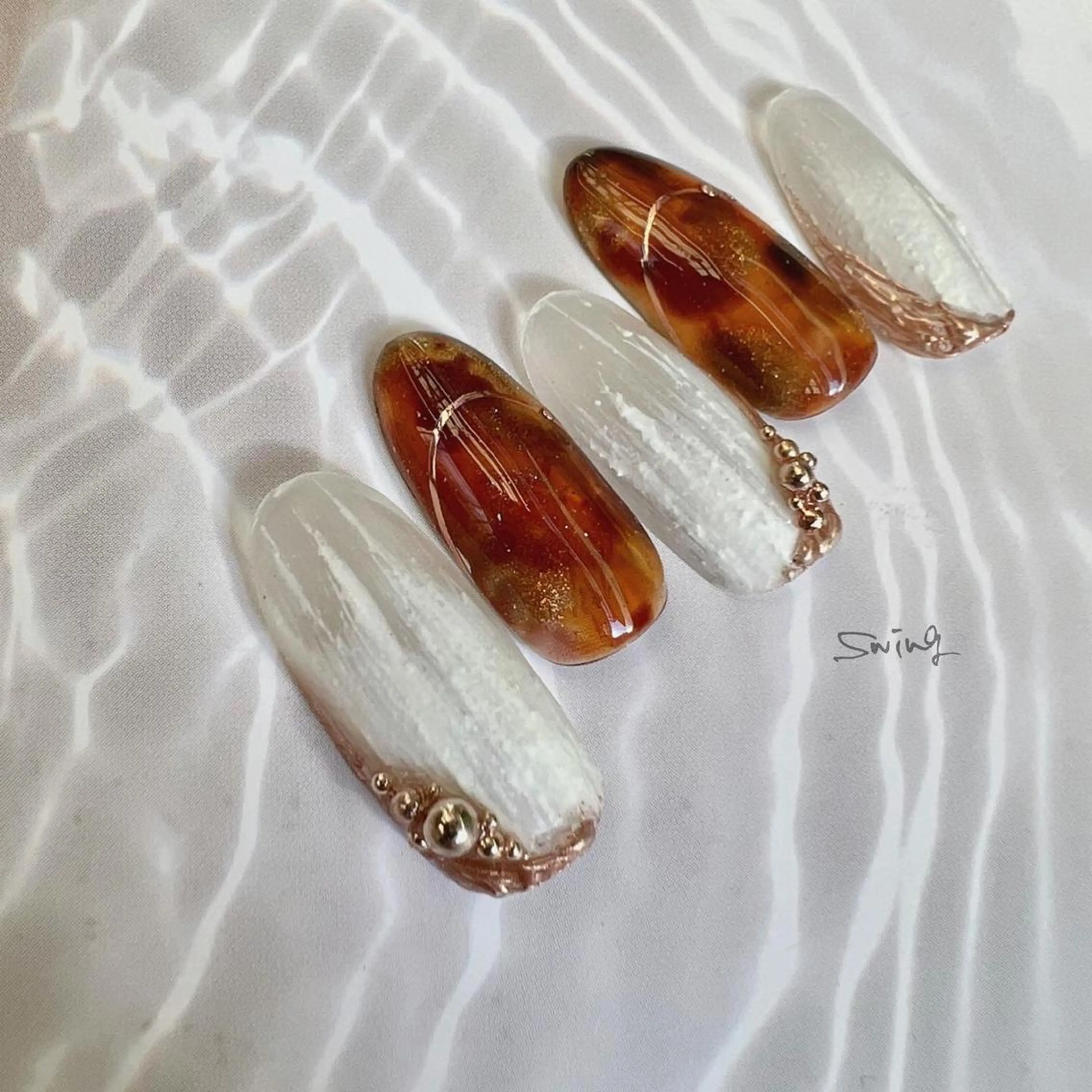 ネイル べっ甲ネイル ホワイト SWING Nail Salon所属・Yoshida Takakoのネイルデザイン