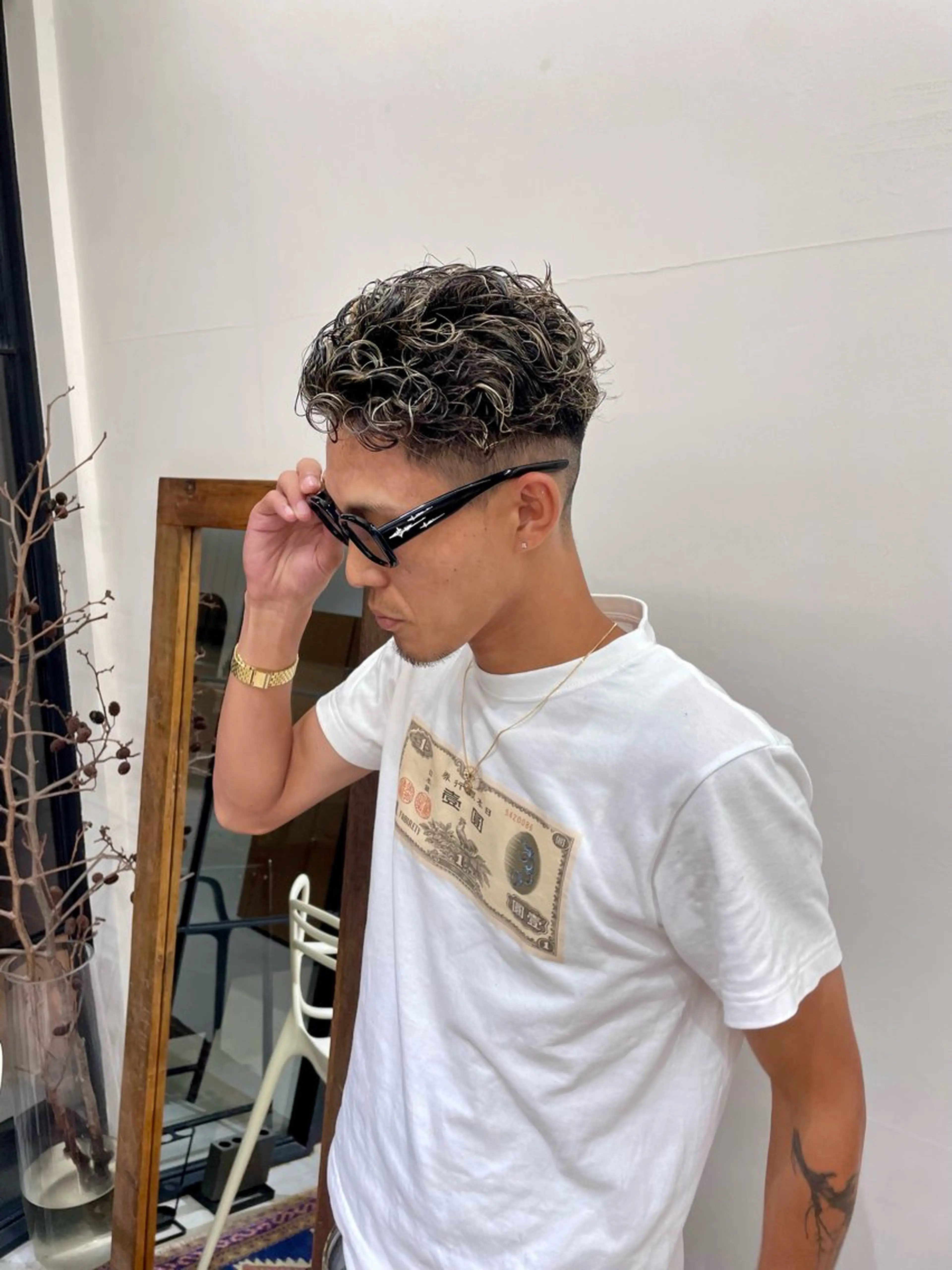 カラー パーマ メンズ メンズメッシュ メンズパーマ スペインカール メッシュ カット ヘアカラー パーマ 慎太朗メンズパーマ/ フェザー/スパイキーのヘアスタイル