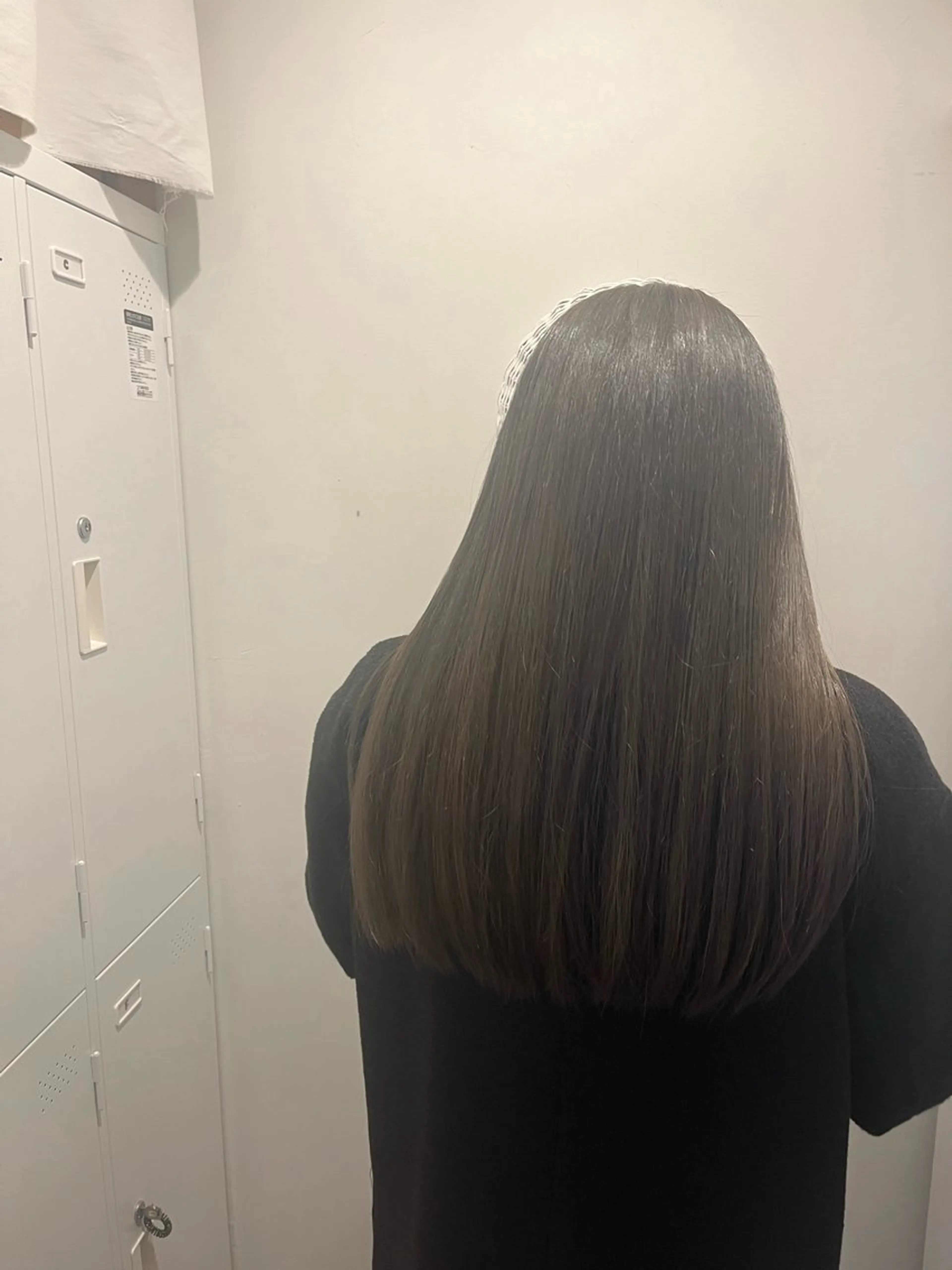 ロング カラー ブリーチ オリーブグレー ヘアカラー あかね 髪質改善ストレートのヘアスタイル