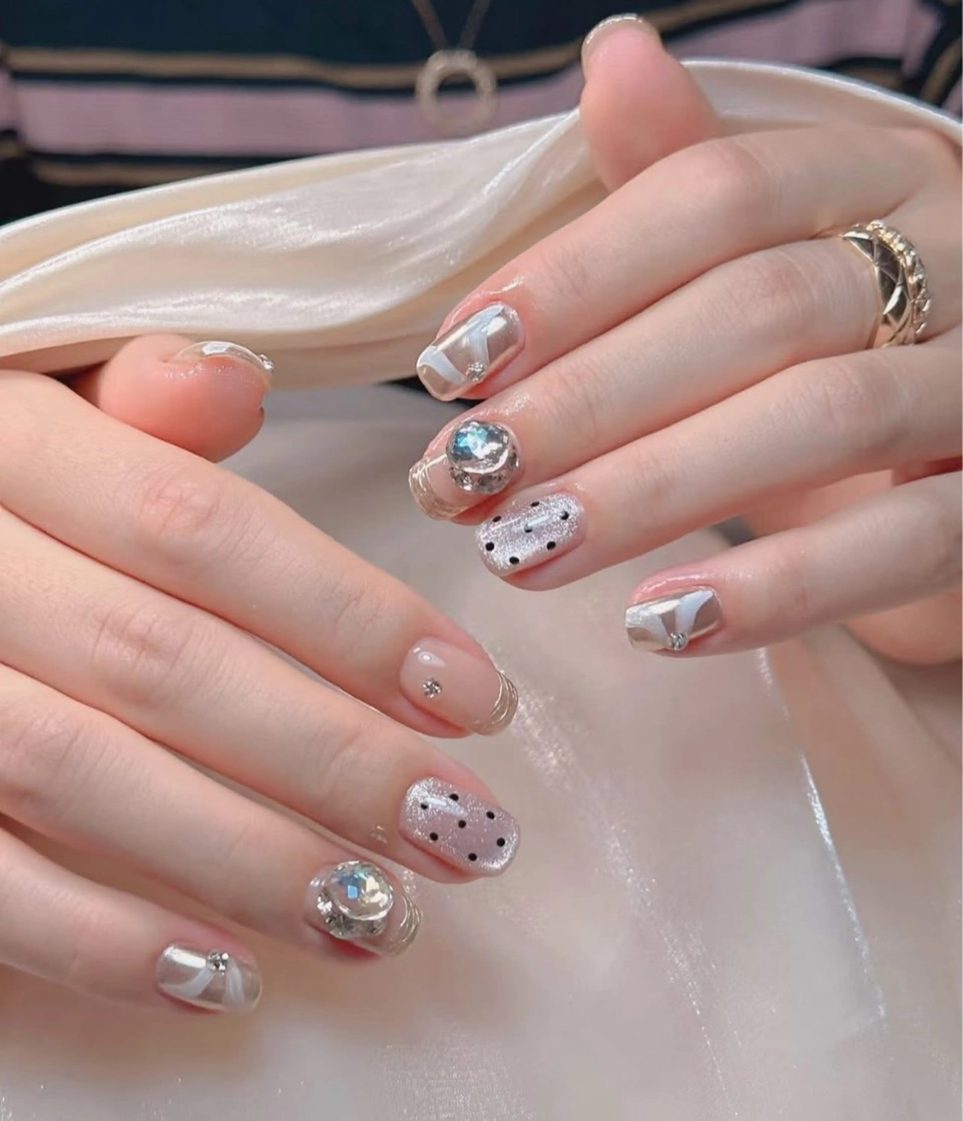 ネイル チークネイル 長さ出し フレンチネイル キラキラネイル ラメ(グリッター) ハンドネイル Vp ネイルのネイルデザイン