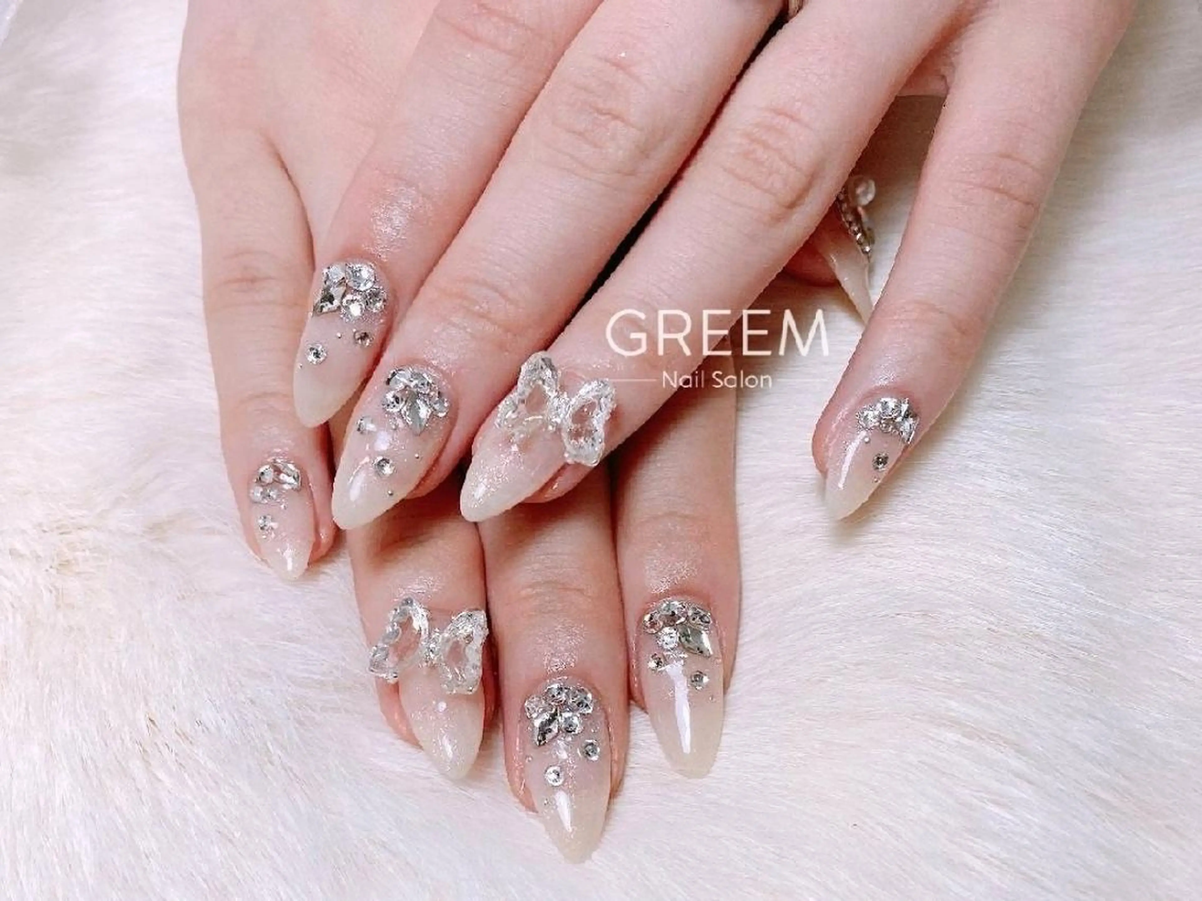 ネイル ジェルネイル パラジェル ブライダルネイル ホワイト 冬ネイル ハンドネイル GREEM グリームのネイルデザイン