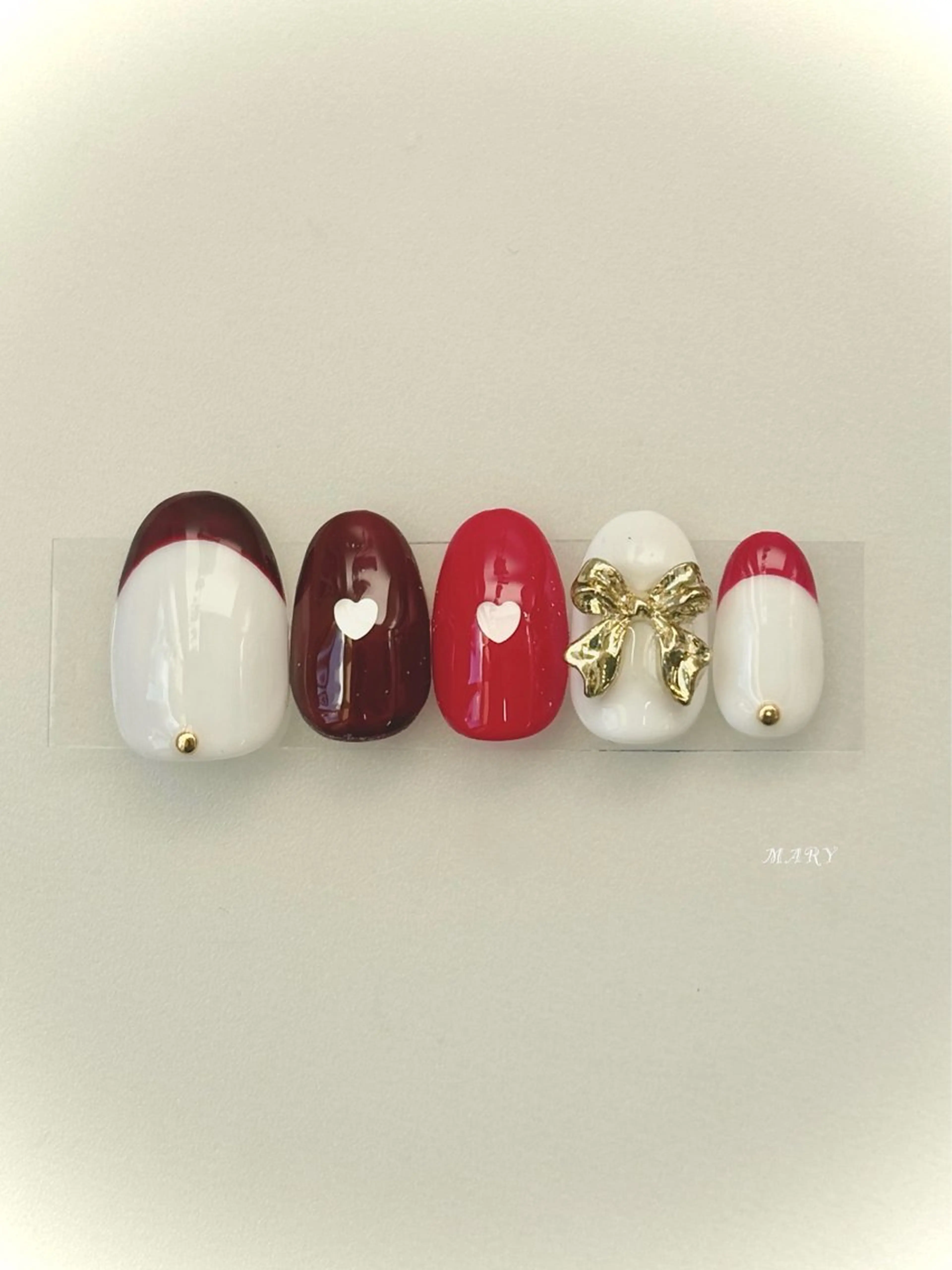 ネイル ハート ニュアンスネイル 赤色 リボン 冬ネイル ハンドネイル Mary nail所属・Mary nail .narumiのネイルデザイン