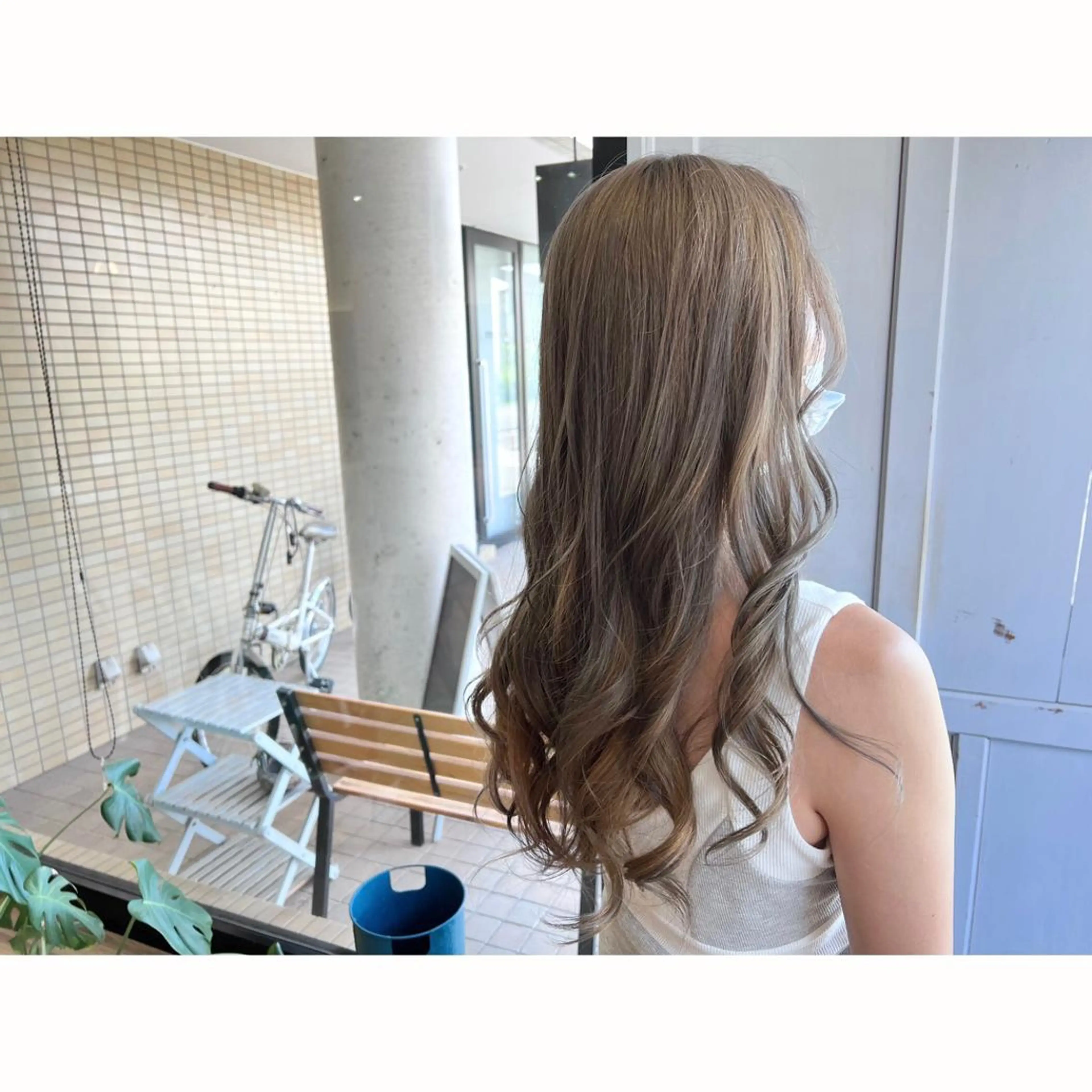 ロング カラー ブリーチ グレージュ ヘアカラー トリートメント ツキダテ ユイのヘアスタイル