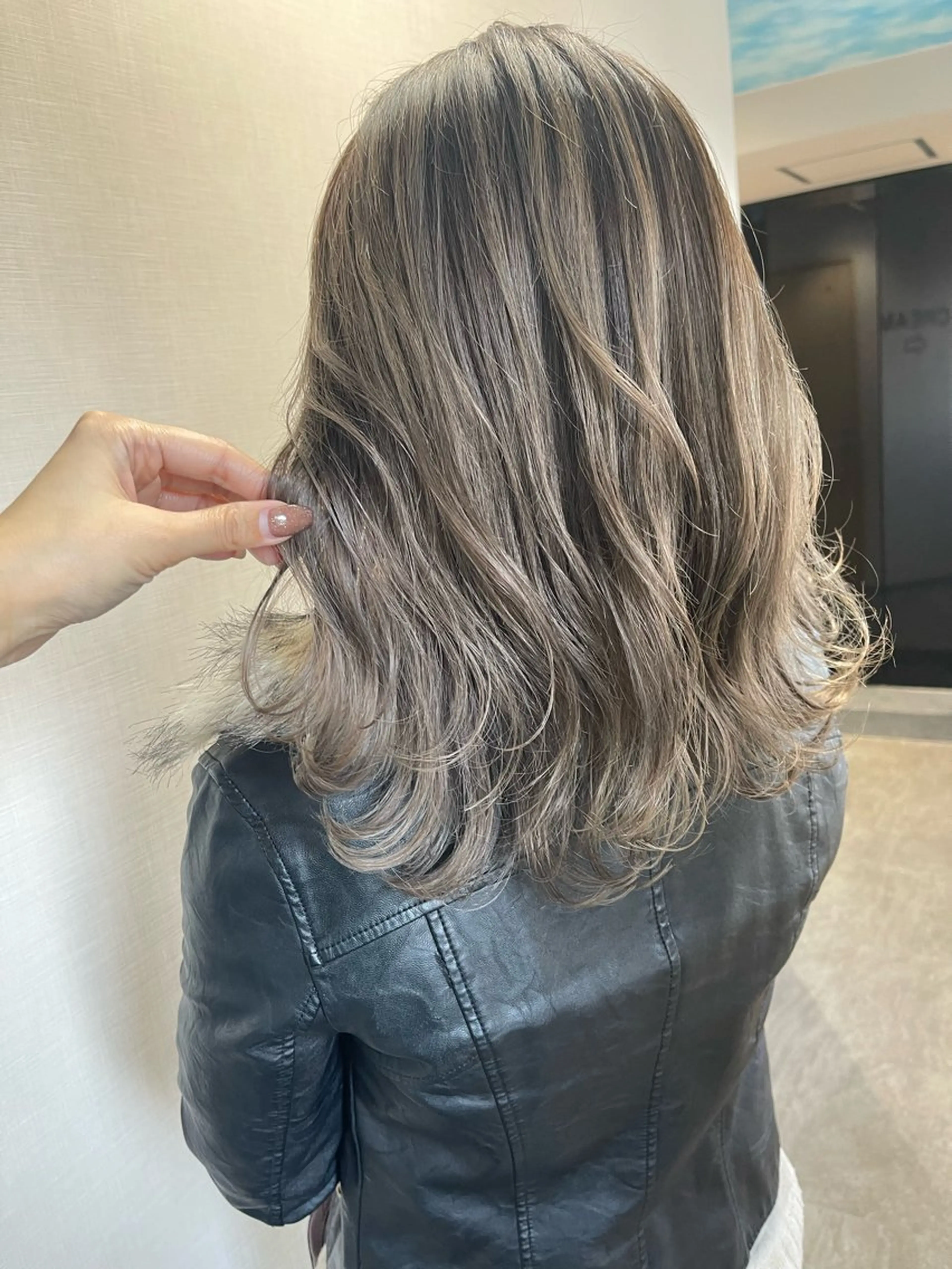 ミディアム カラー ベージュカラー ブリーチ 透明感カラー グレージュ ヘアカラー 松井那津子 /ハイライトブリーチのヘアスタイル